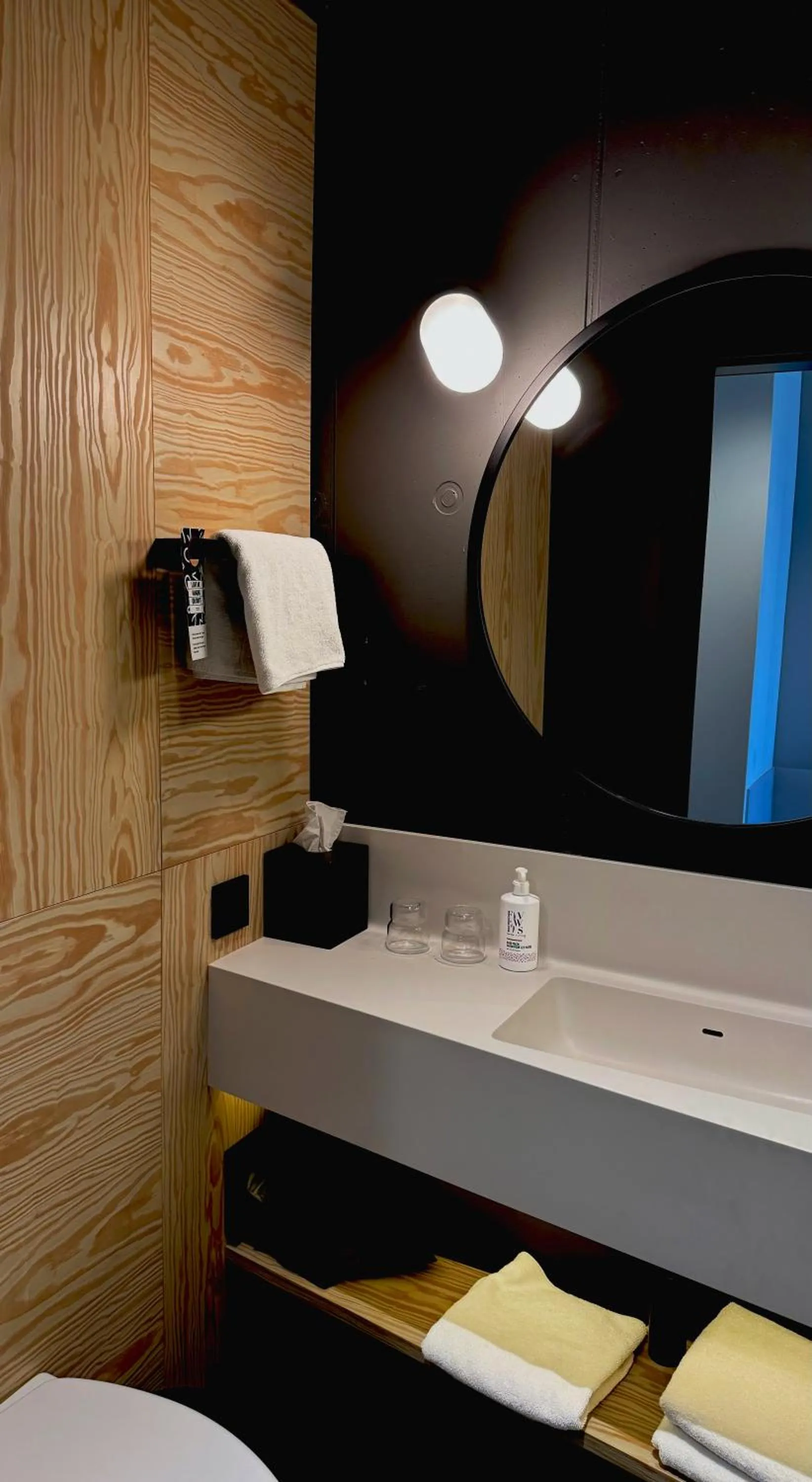 Moxy Superior Sleeper, Guest room, 1 Queen, City view in Moxy Kaunas Center