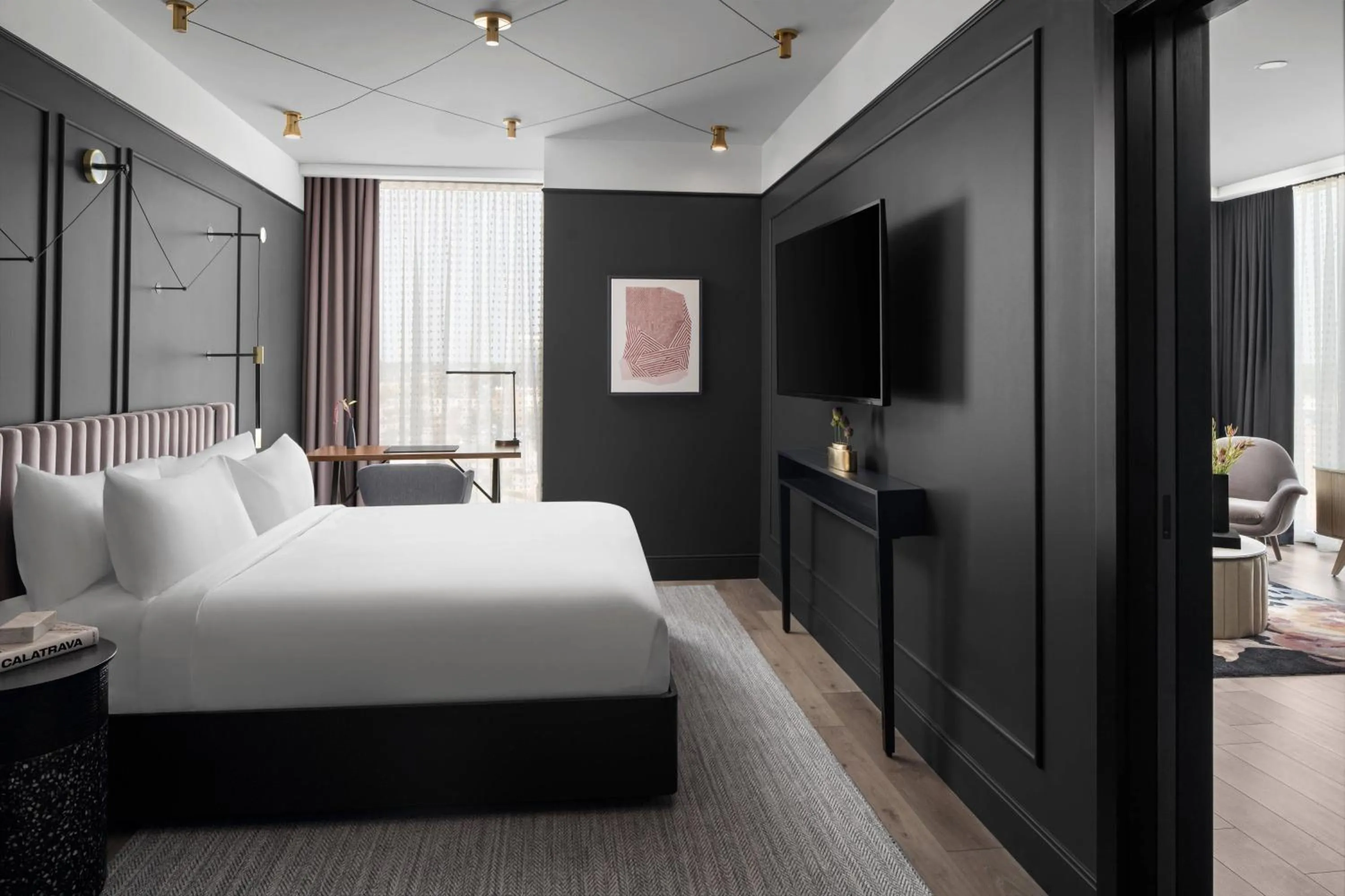 Bedroom, Bed in Renaissance Milwaukee West Hotel