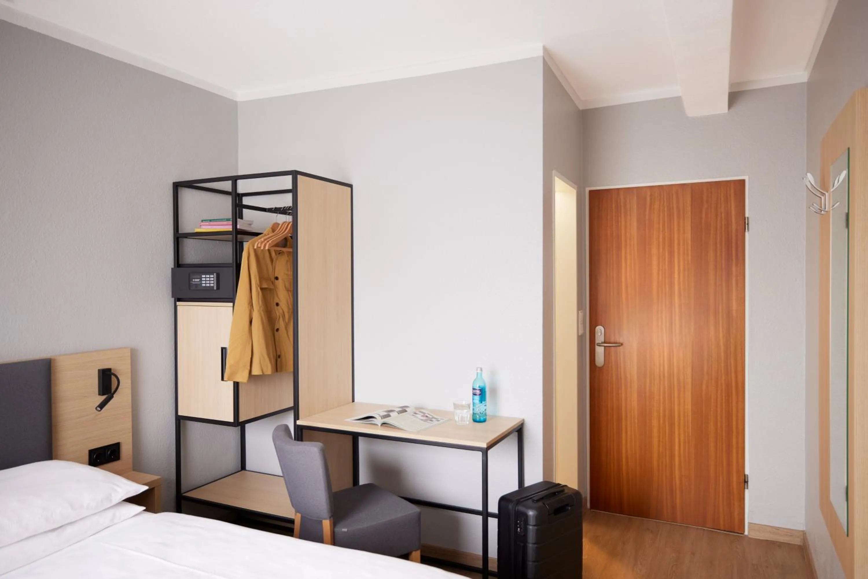 Photo of the whole room, Bed in Hotel Central Hamburg