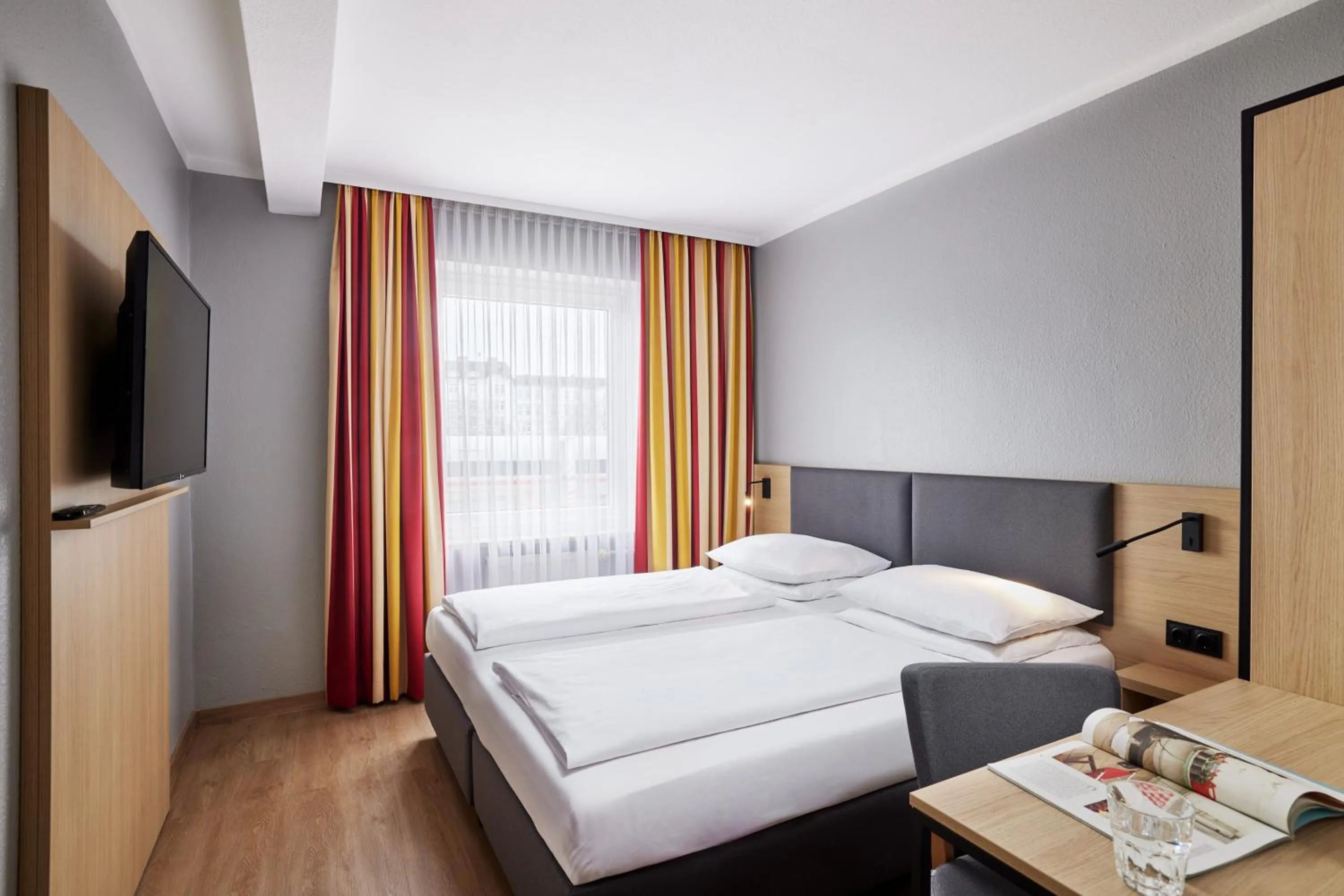 Photo of the whole room, Bed in Hotel Central Hamburg