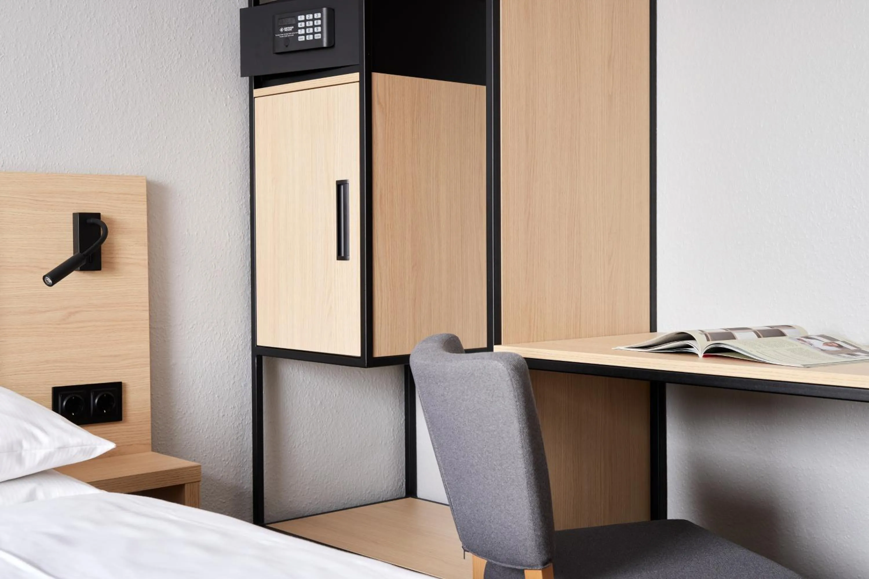 Photo of the whole room, Bed in Hotel Central Hamburg