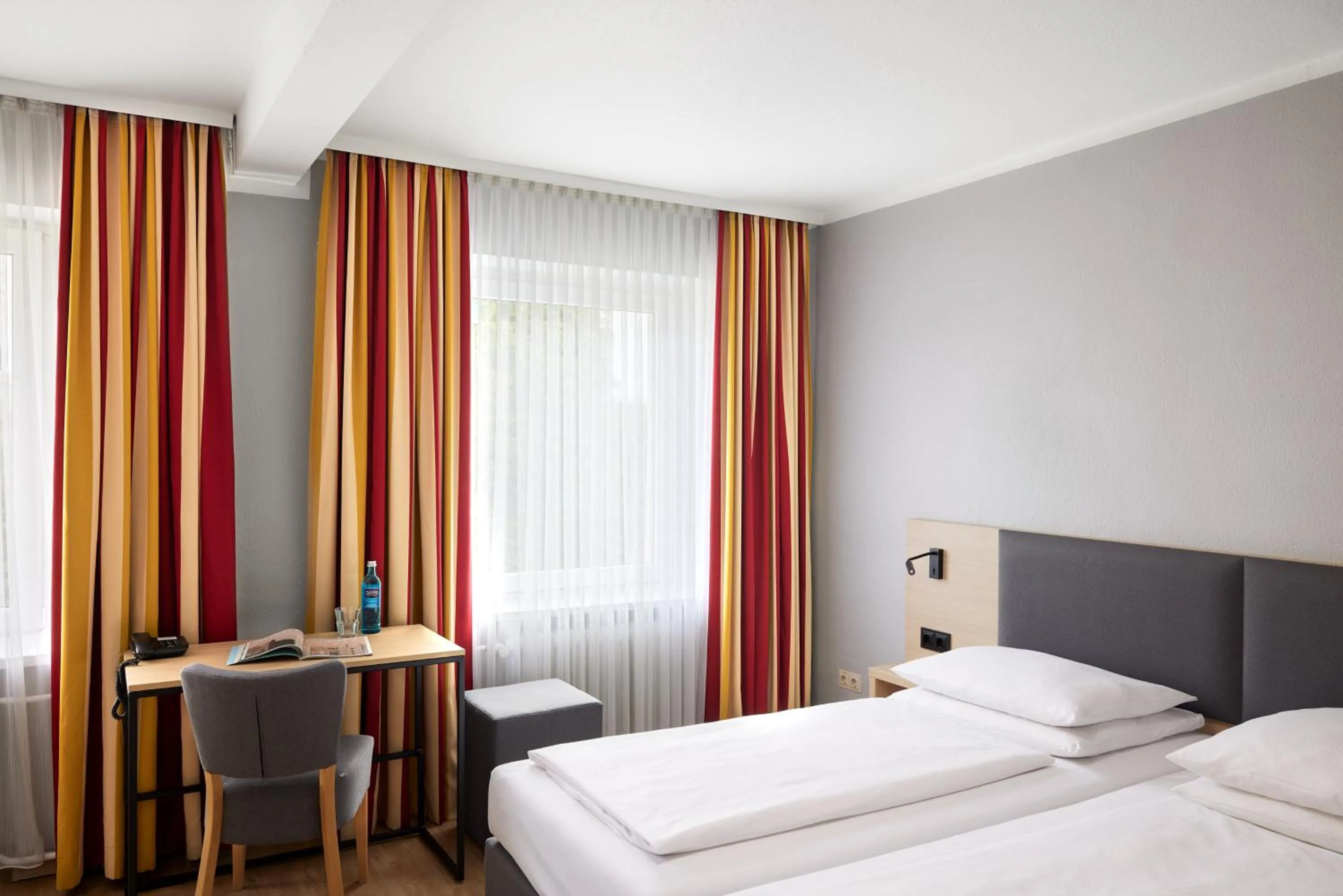 Photo of the whole room, Bed in Hotel Central Hamburg