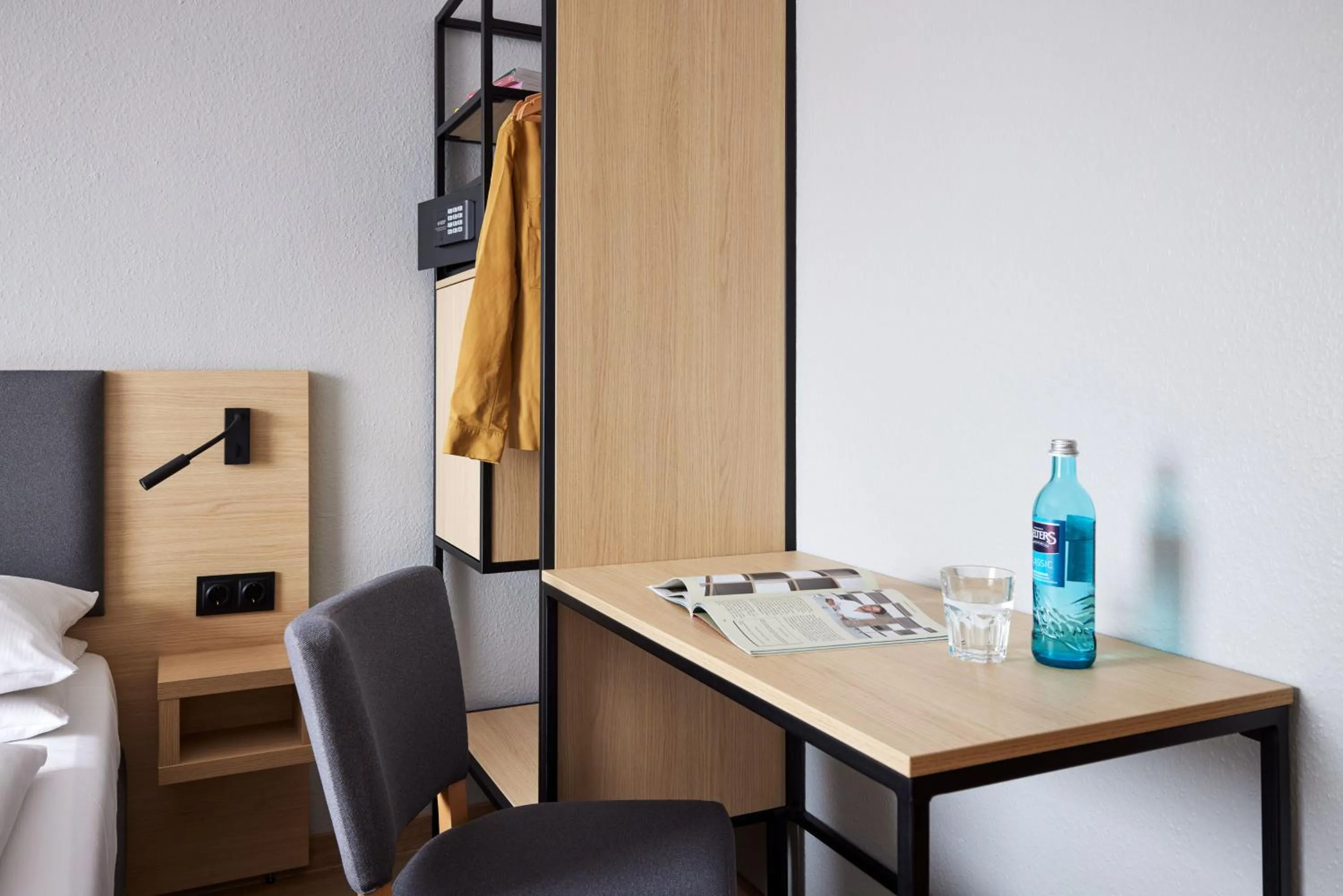 Photo of the whole room, Bed in Hotel Central Hamburg