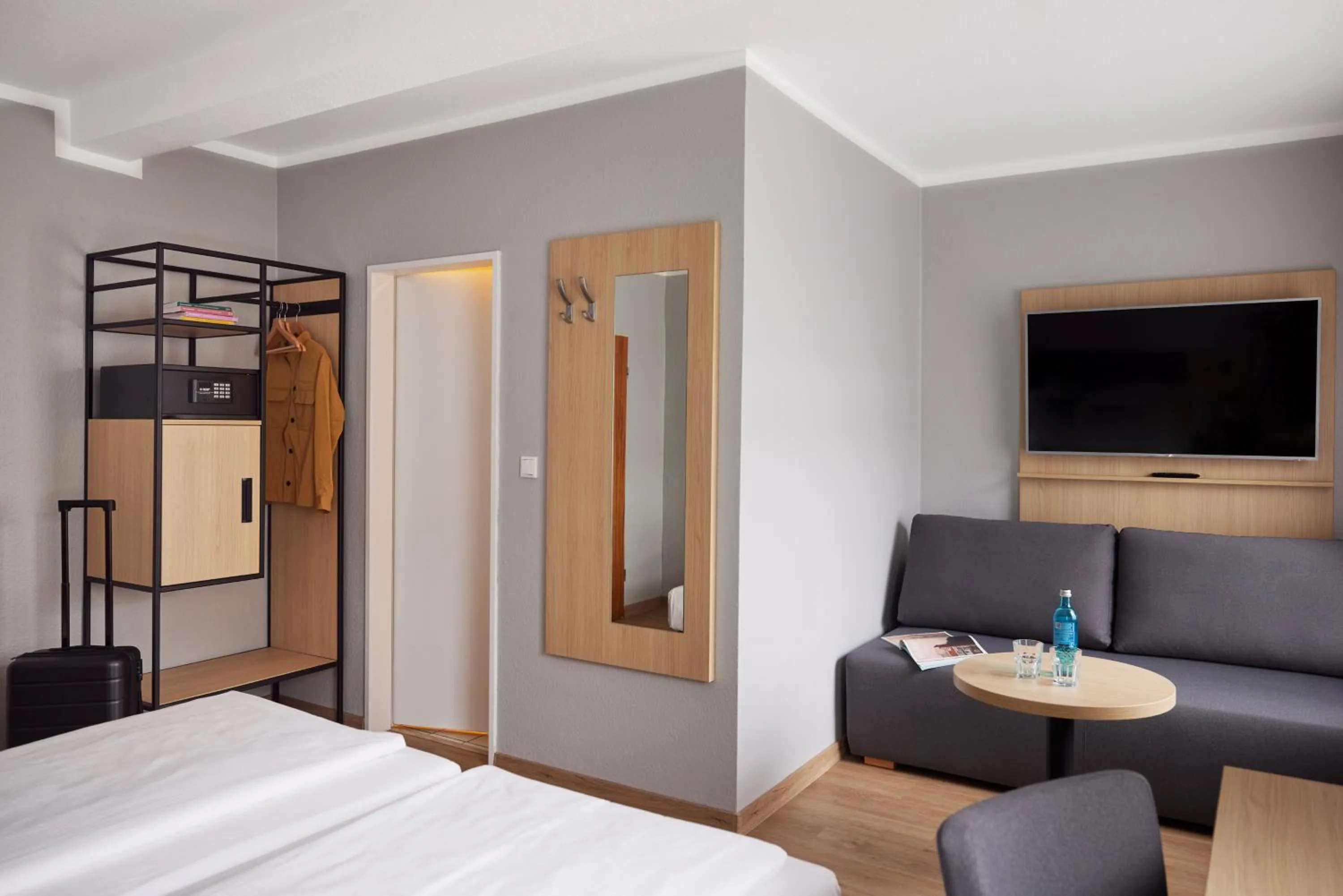 Photo of the whole room, Bed in Hotel Central Hamburg