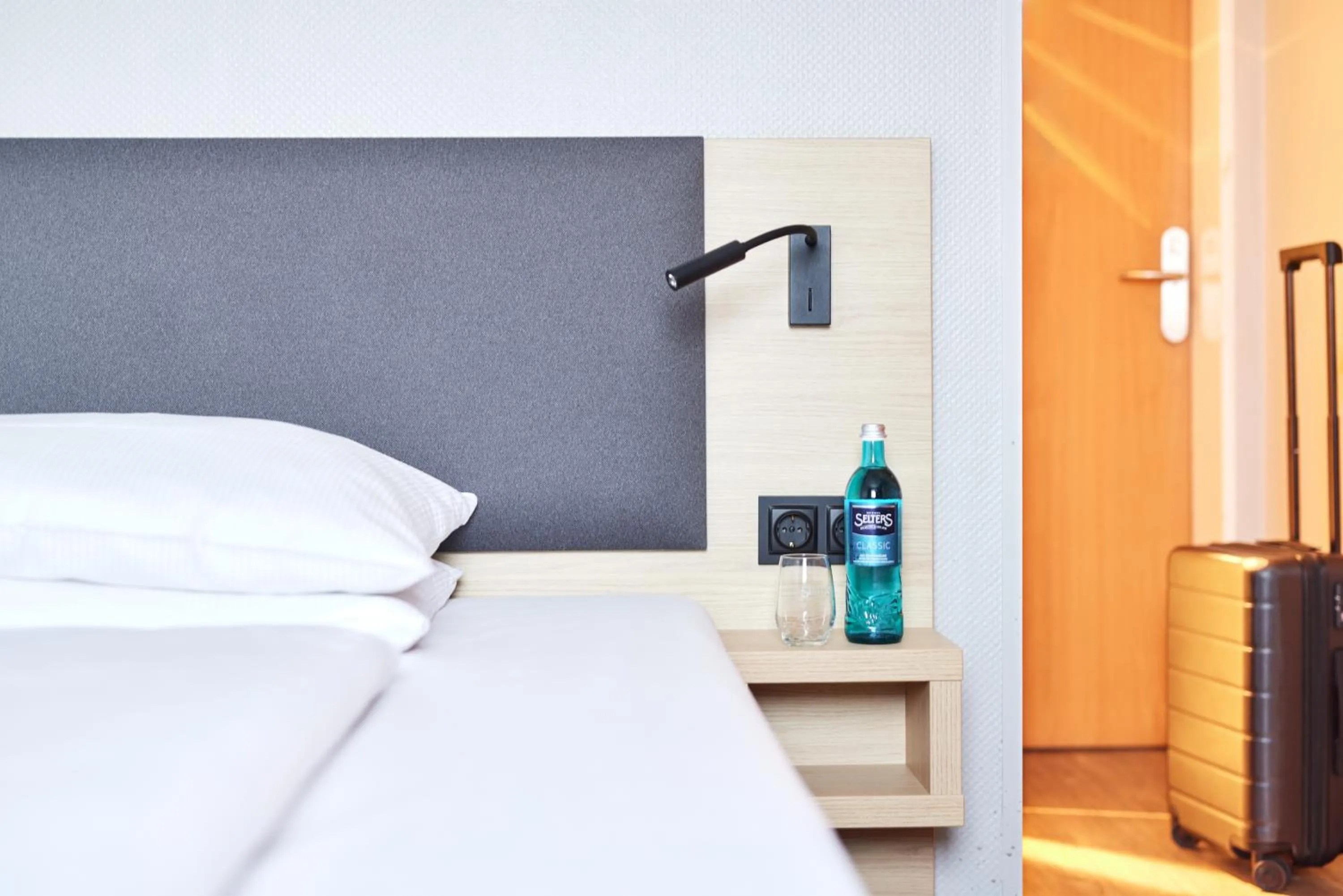 Photo of the whole room, Bed in Hotel Central Hamburg