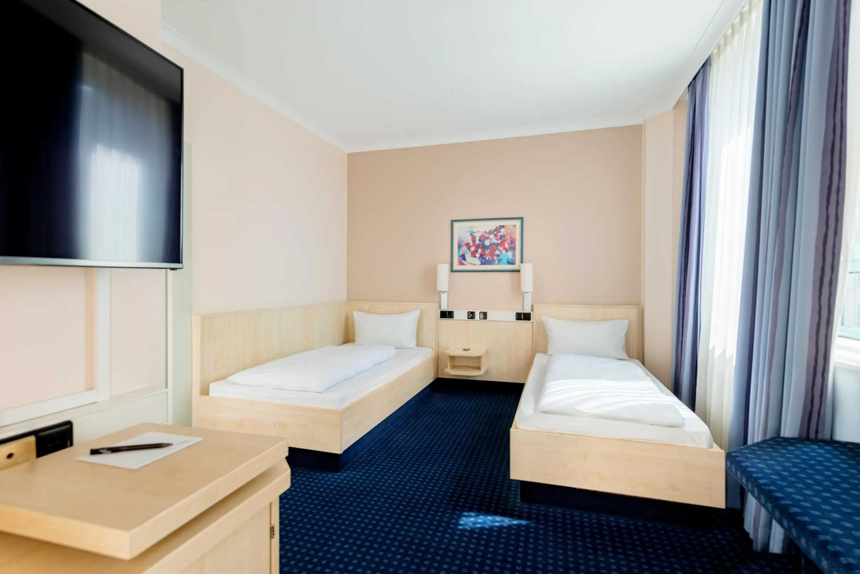 Photo of the whole room, Bed in Rugs Hotel Augsburg City