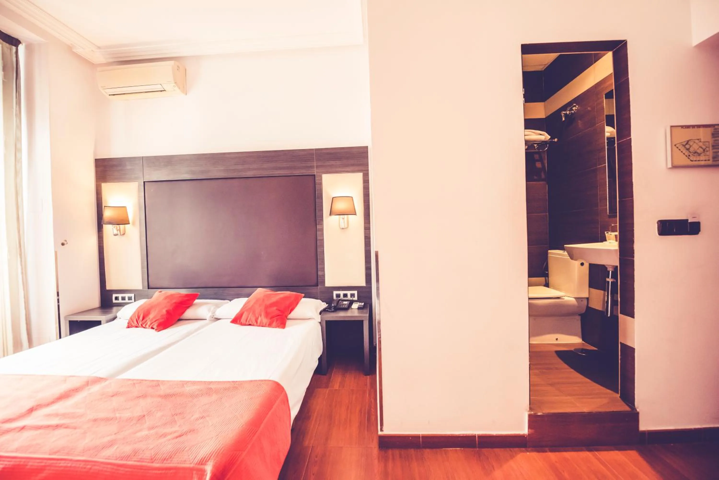 Bed in Hostal Sol Los Angeles