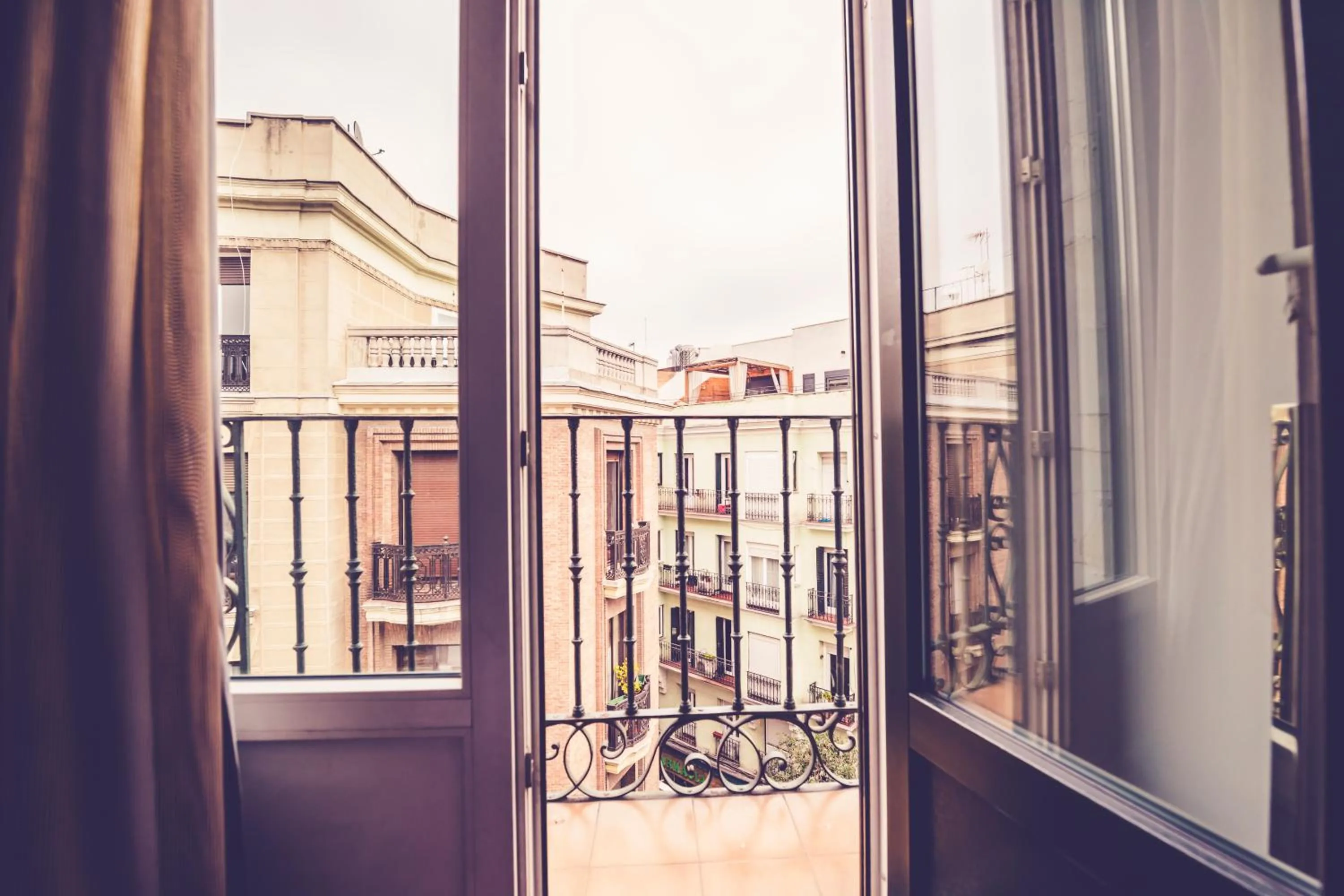 Property building in Hostal Sol Los Angeles