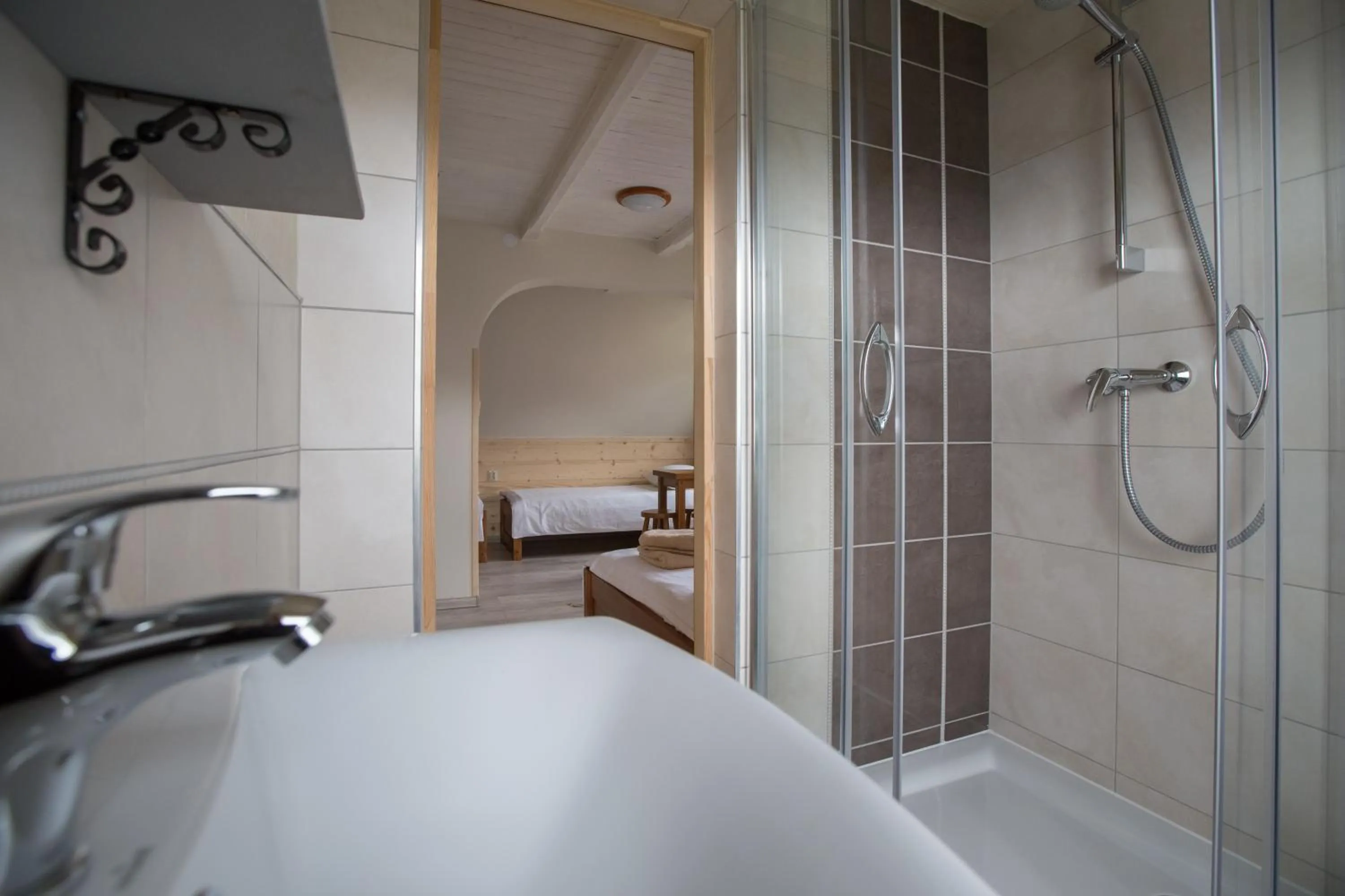 Shower, Bed in Gościna u Maryny Relaks i SPA w Ogrodzie