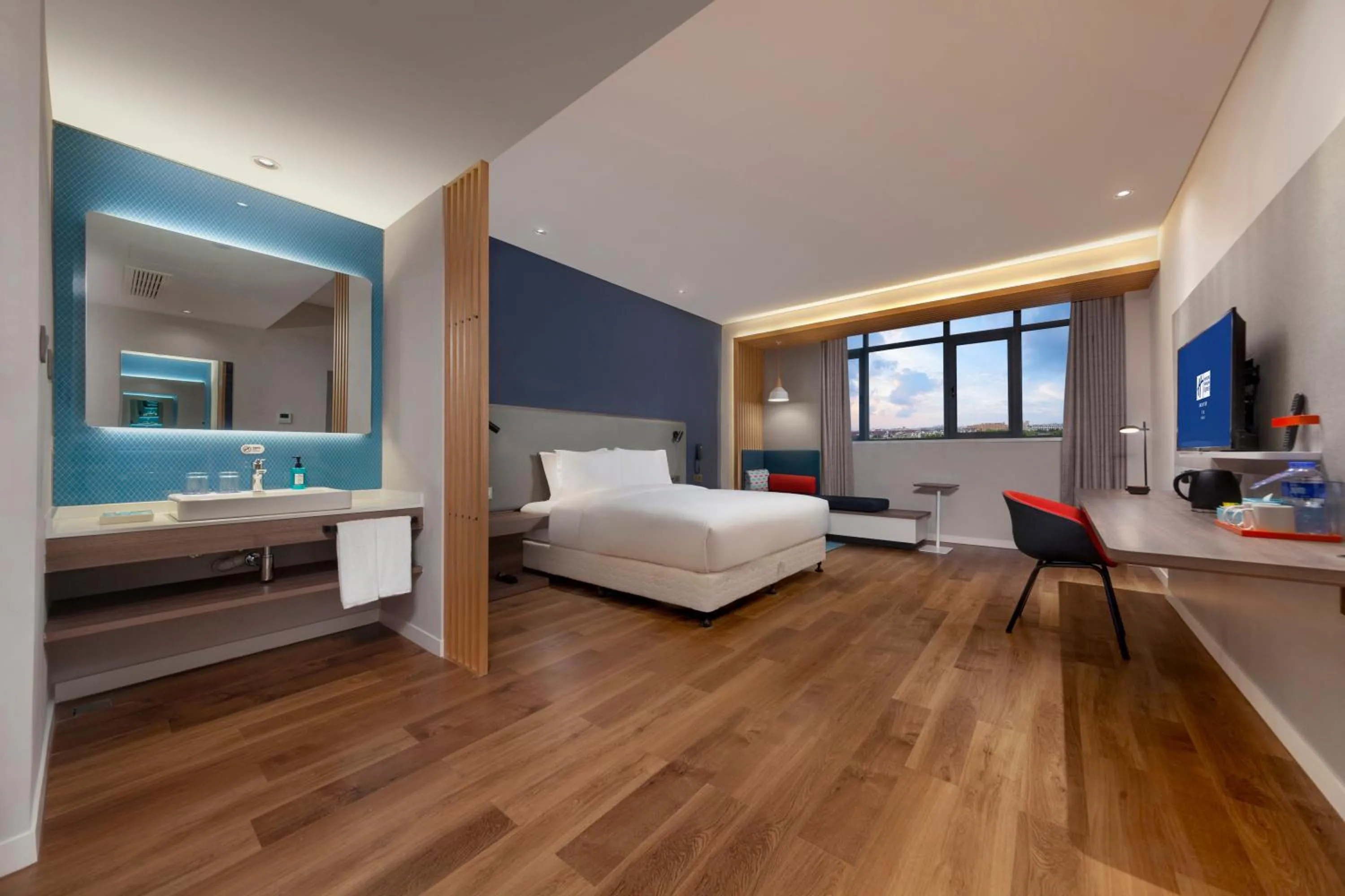 Photo of the whole room in Holiday Inn Express Pinghu by IHG