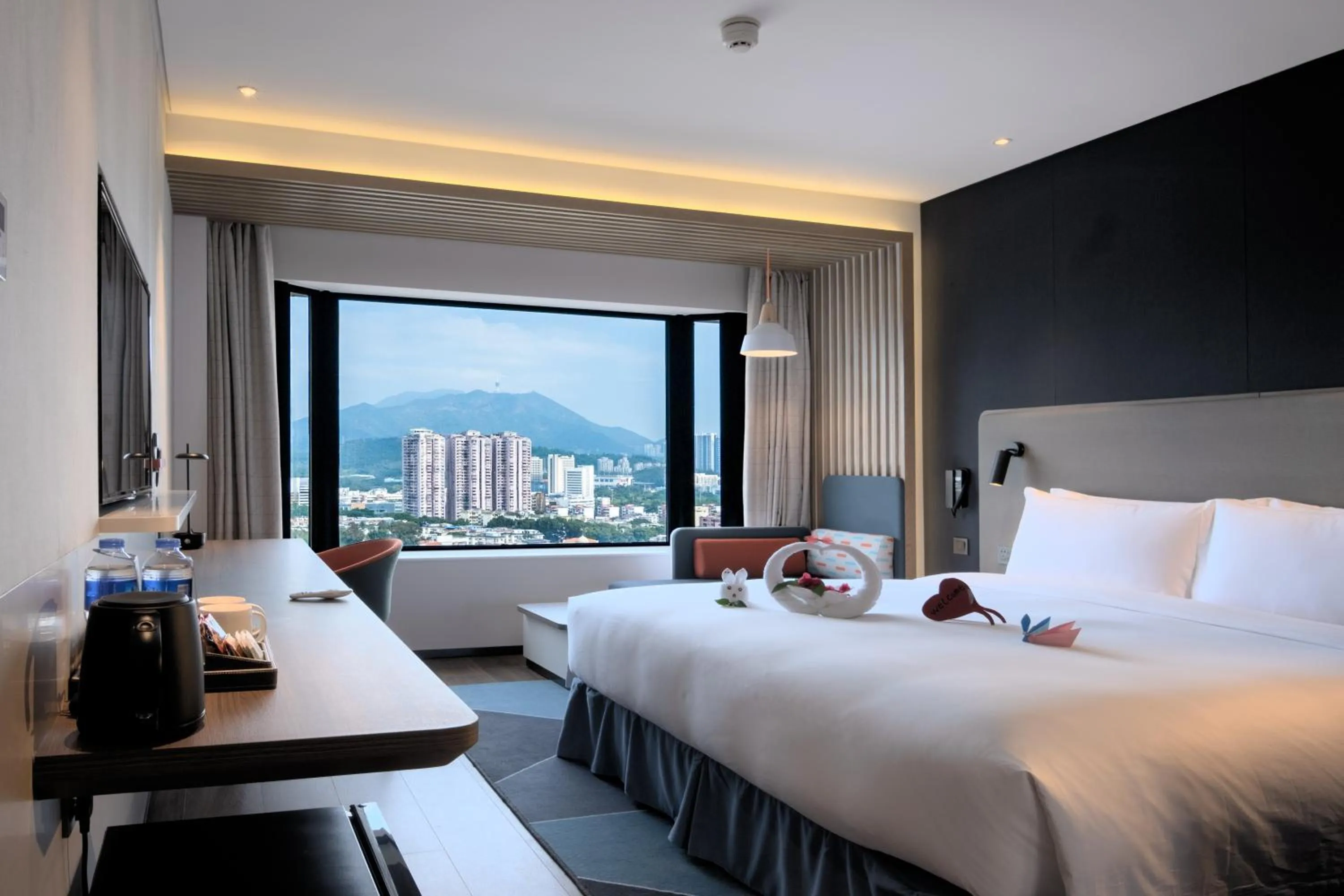 Photo of the whole room, Bed in Holiday Inn Express Shenzhen Dongmen by IHG