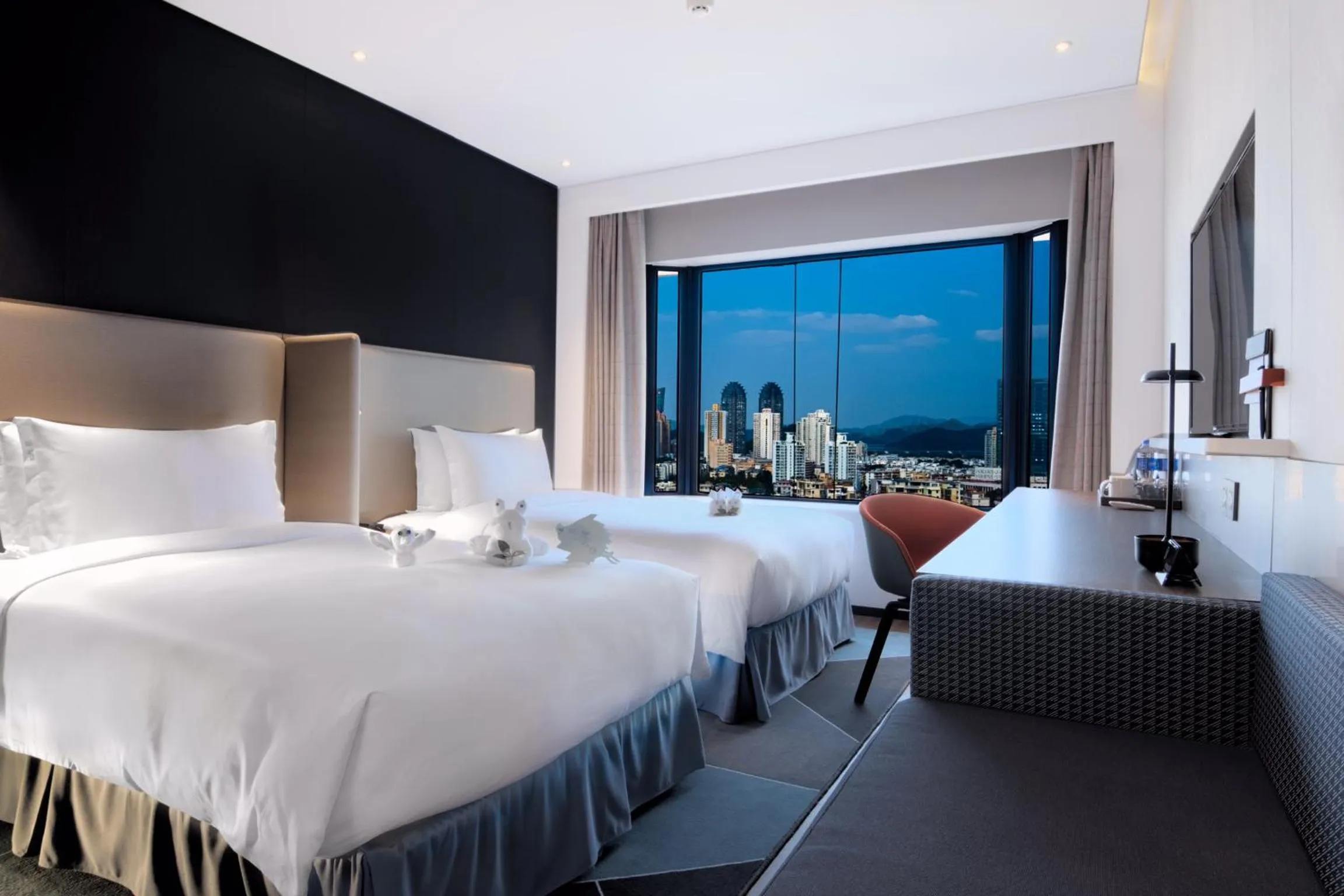 Bed in Holiday Inn Express Shenzhen Dongmen by IHG