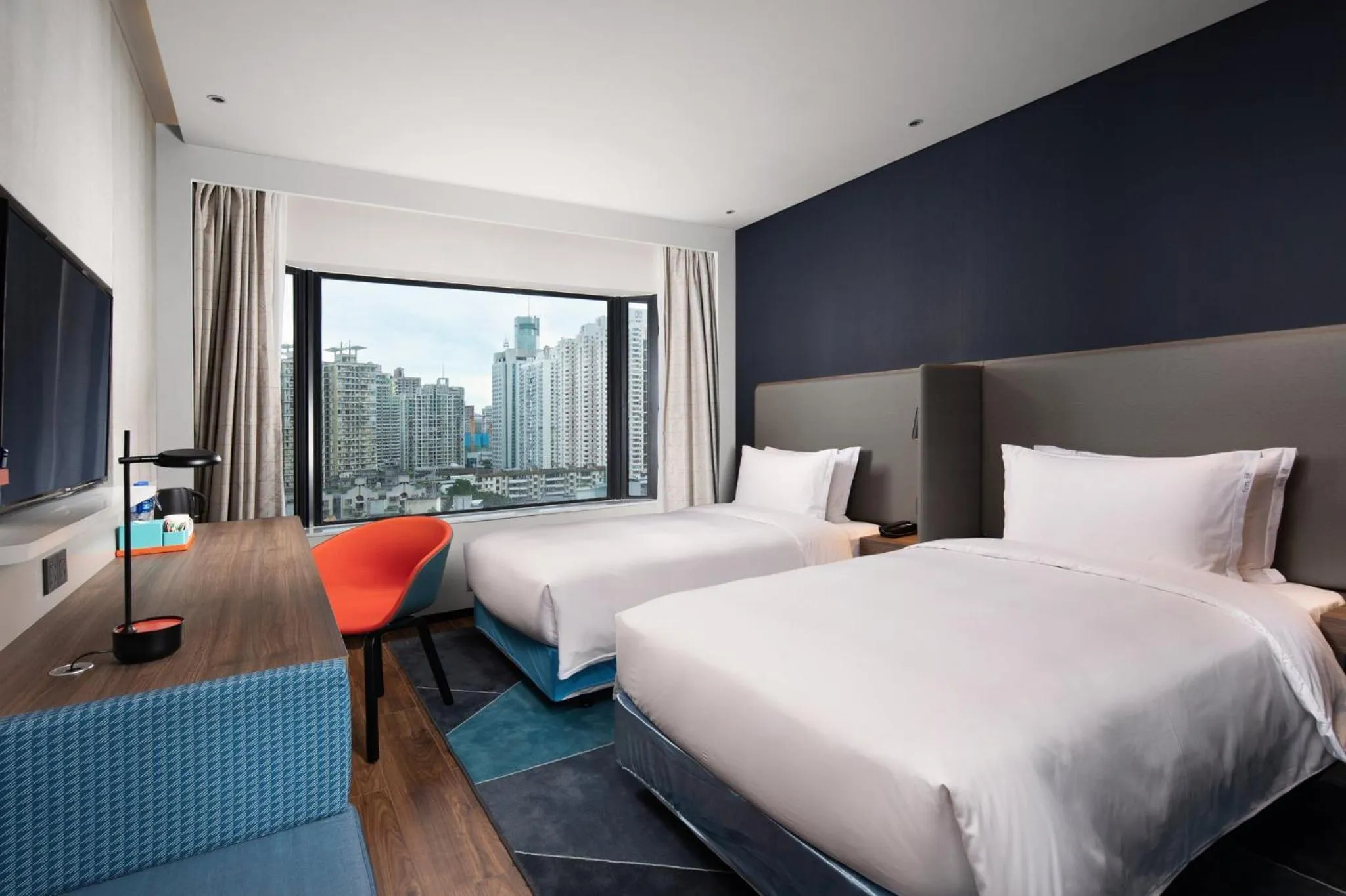Photo of the whole room, Bed in Holiday Inn Express Shenzhen Dongmen by IHG