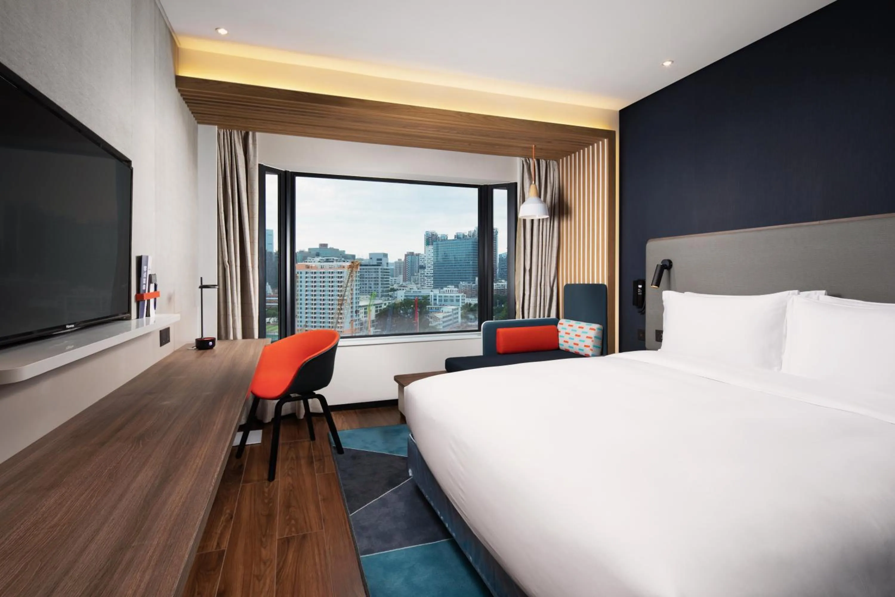 Photo of the whole room, Bed in Holiday Inn Express Shenzhen Dongmen by IHG