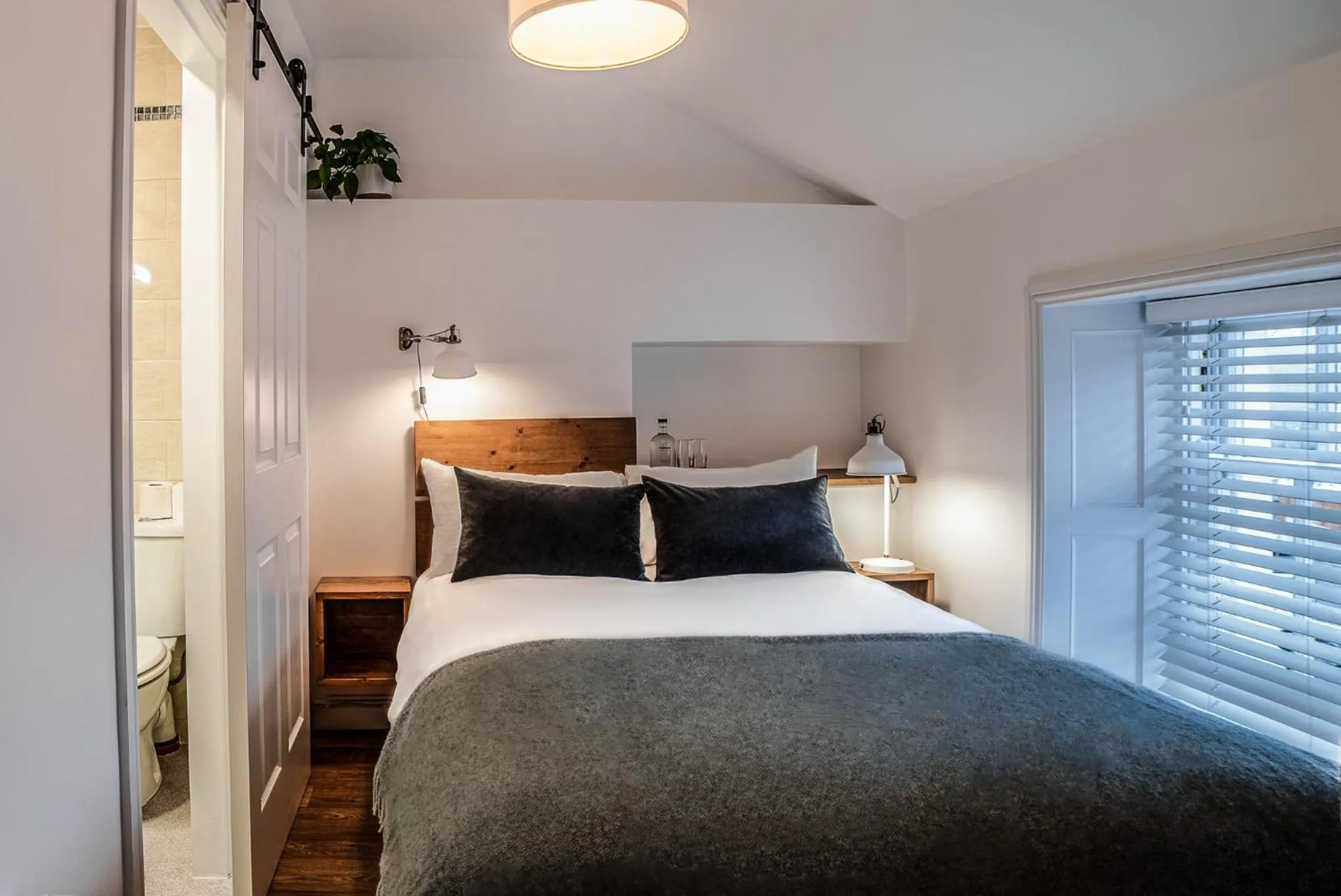 Bedroom, Bed in Black Cat