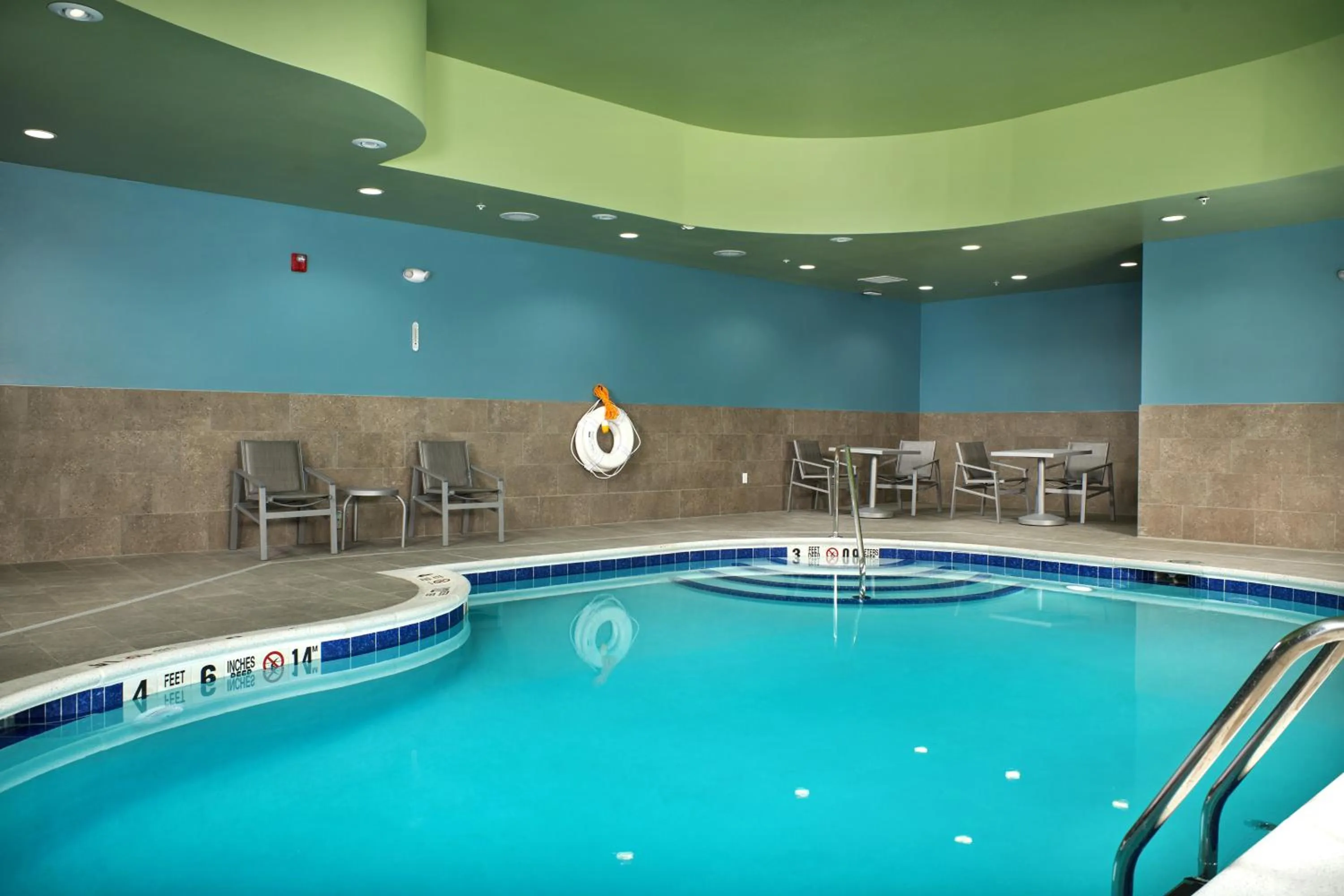 Swimming pool in Holiday Inn Express Amherst - Lockport by IHG