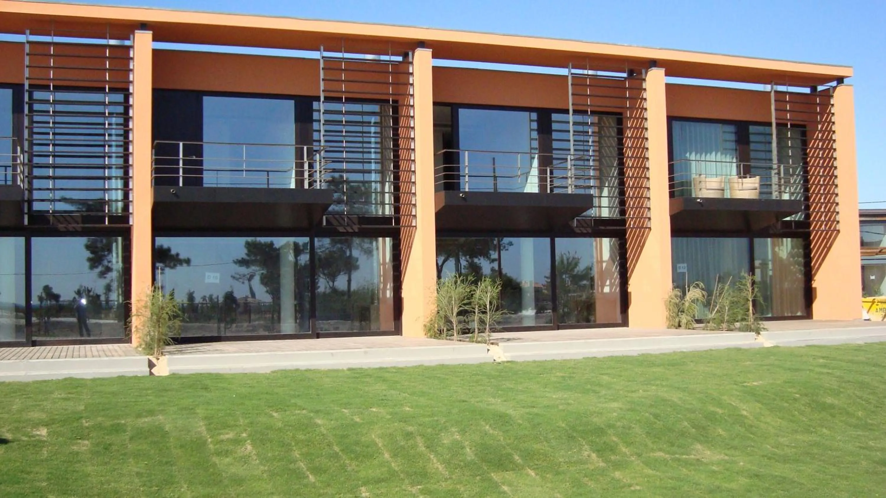 Facade/entrance in Troia Residence by The Editory - Beach Houses