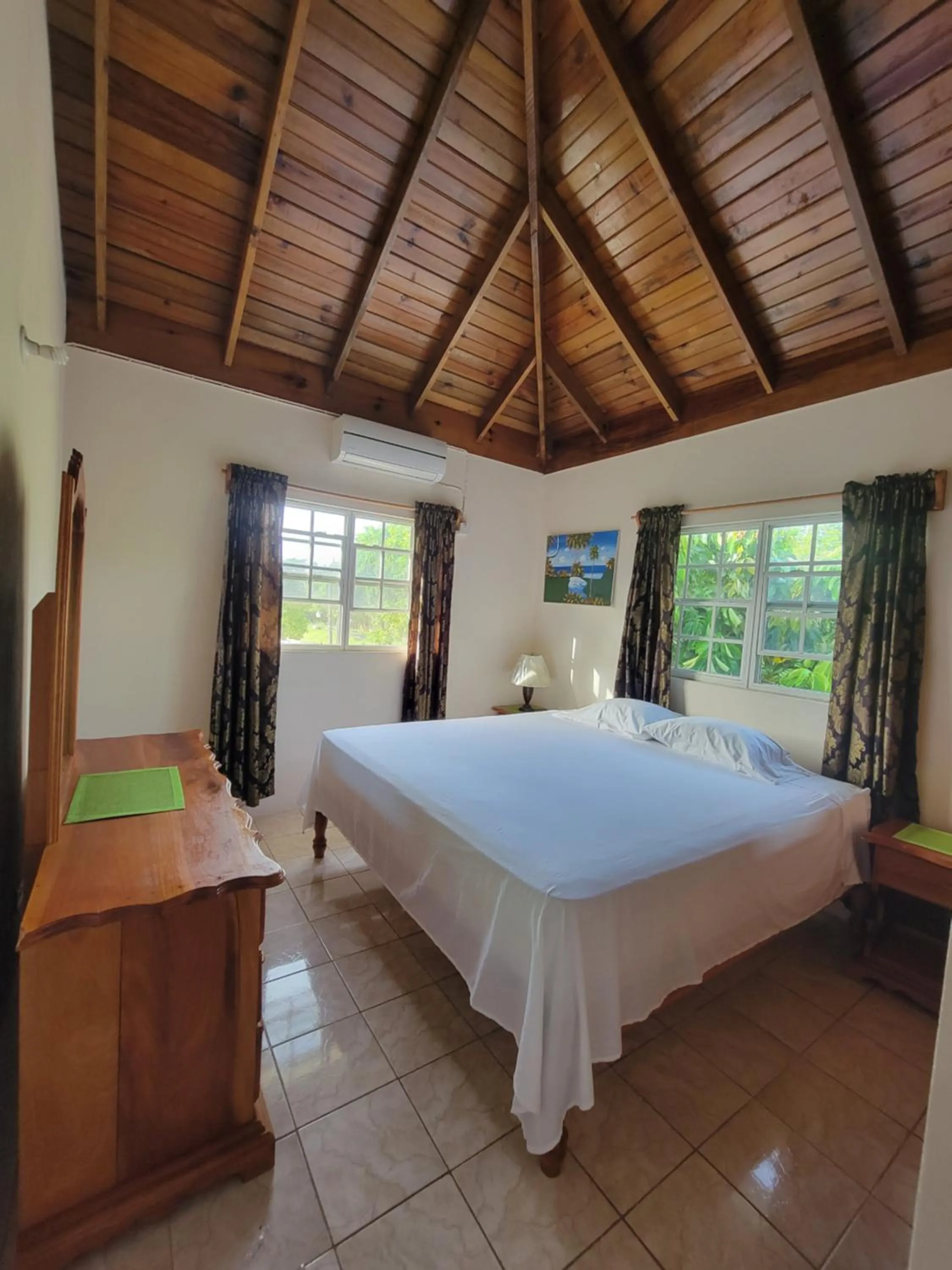 Photo of the whole room, Bed in Green's Palace Jamaica
