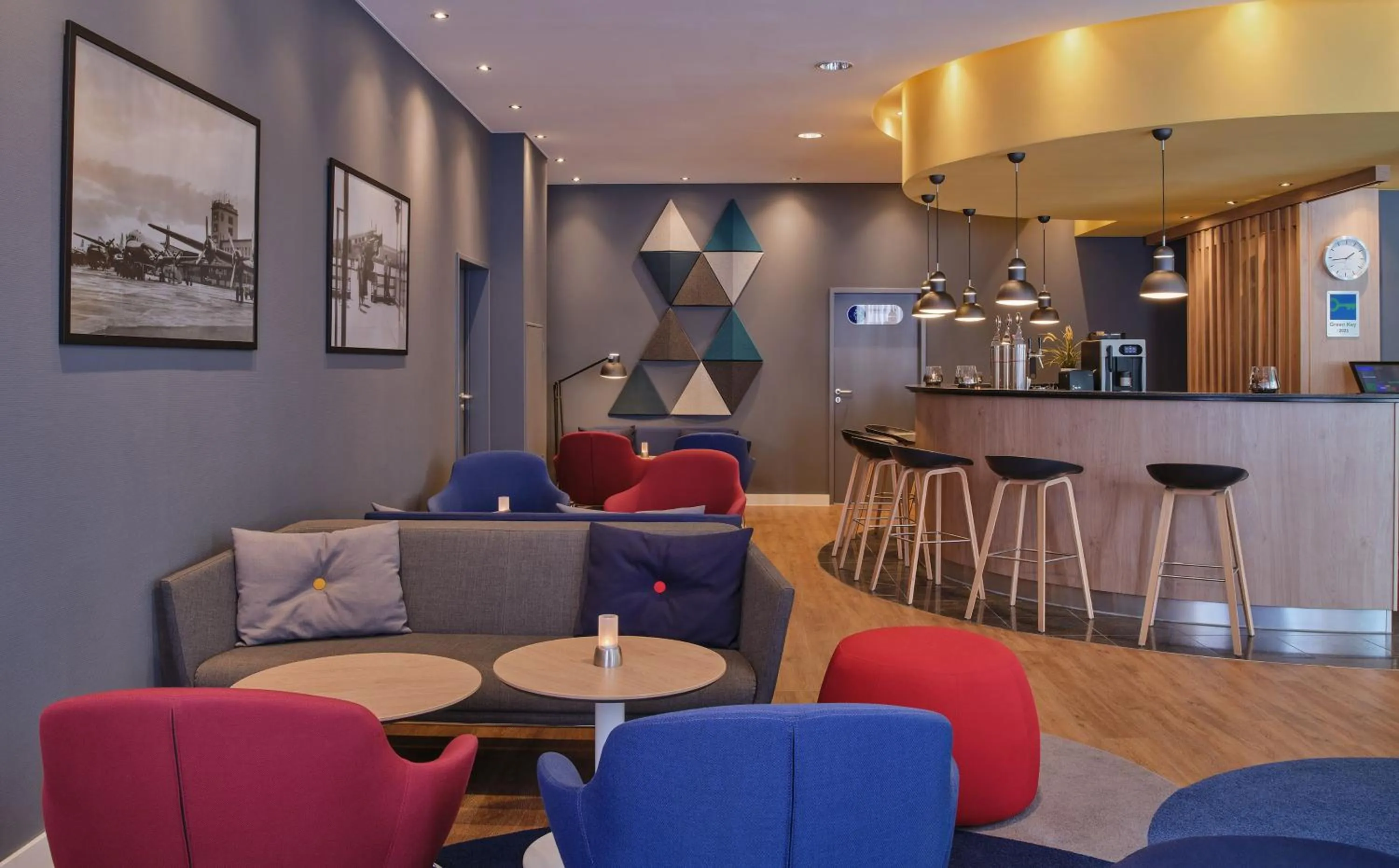 Lounge or bar in Holiday Inn Express Frankfurt Airport by IHG