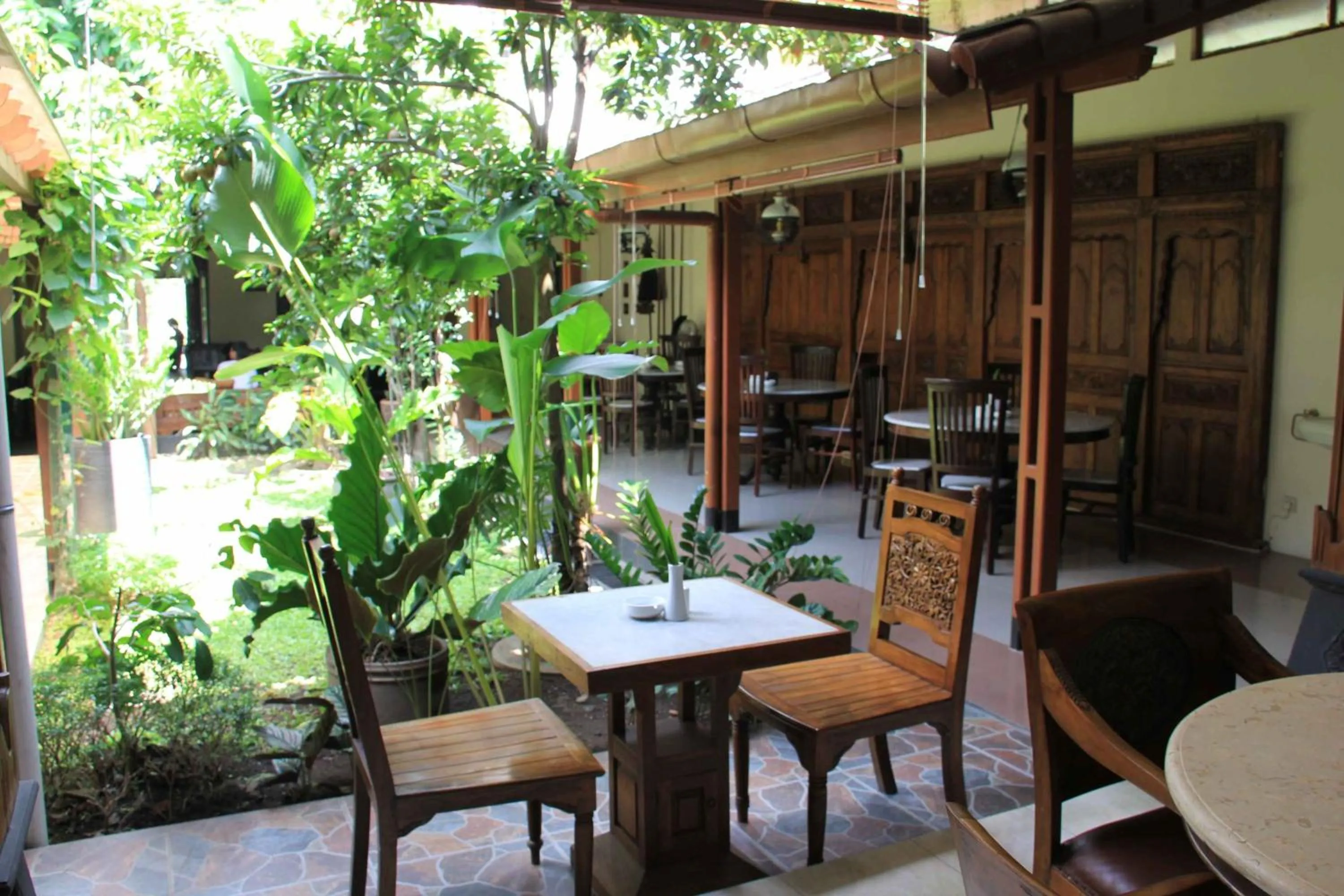 Restaurant/places to eat in Griya Yunika