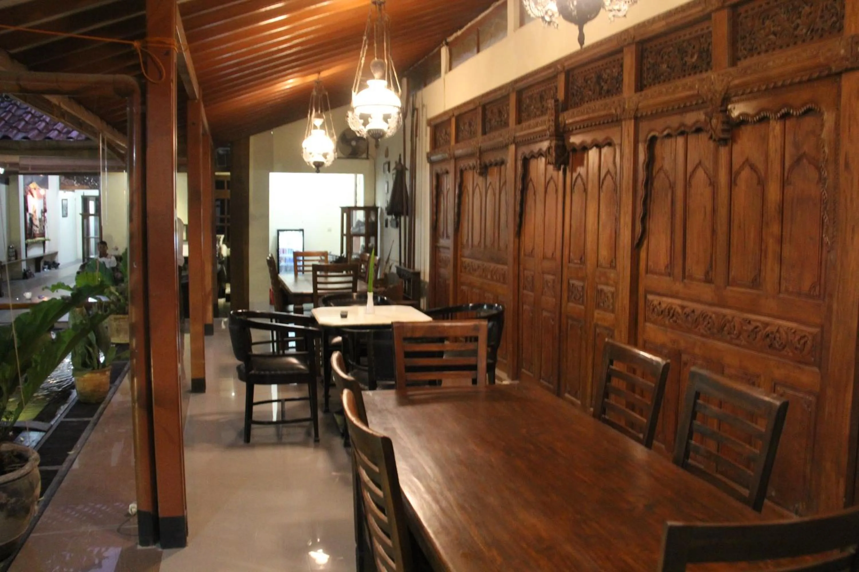 Restaurant/places to eat in Griya Yunika