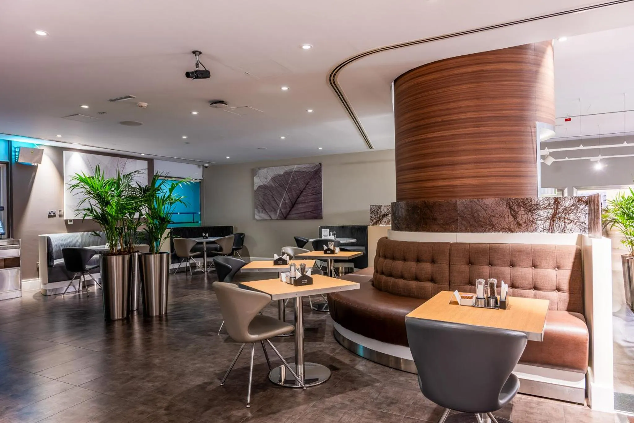 Restaurant/places to eat in Premier Inn Abu Dhabi Airport Business Park