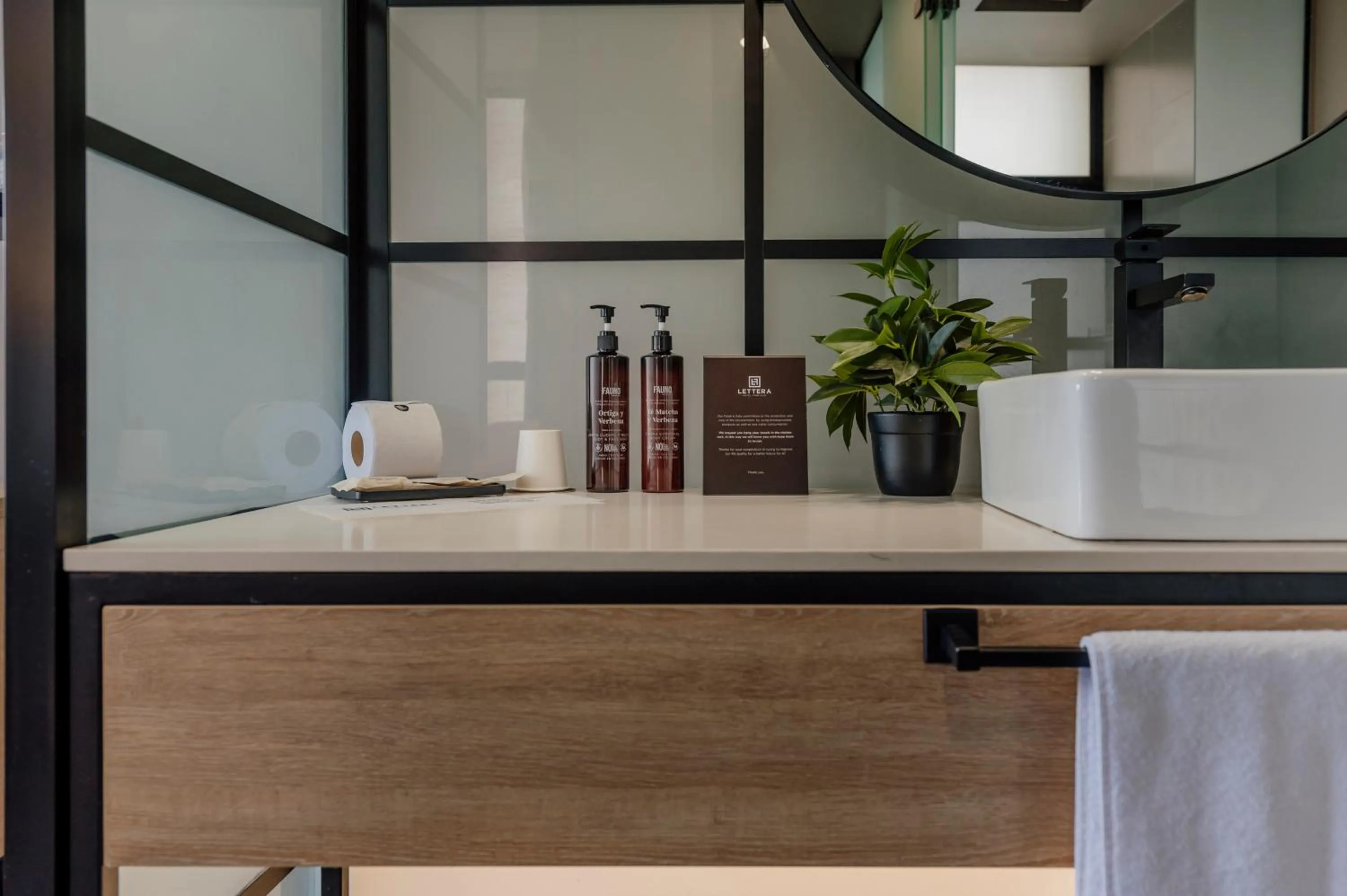 Toilet in Lettera Hotel