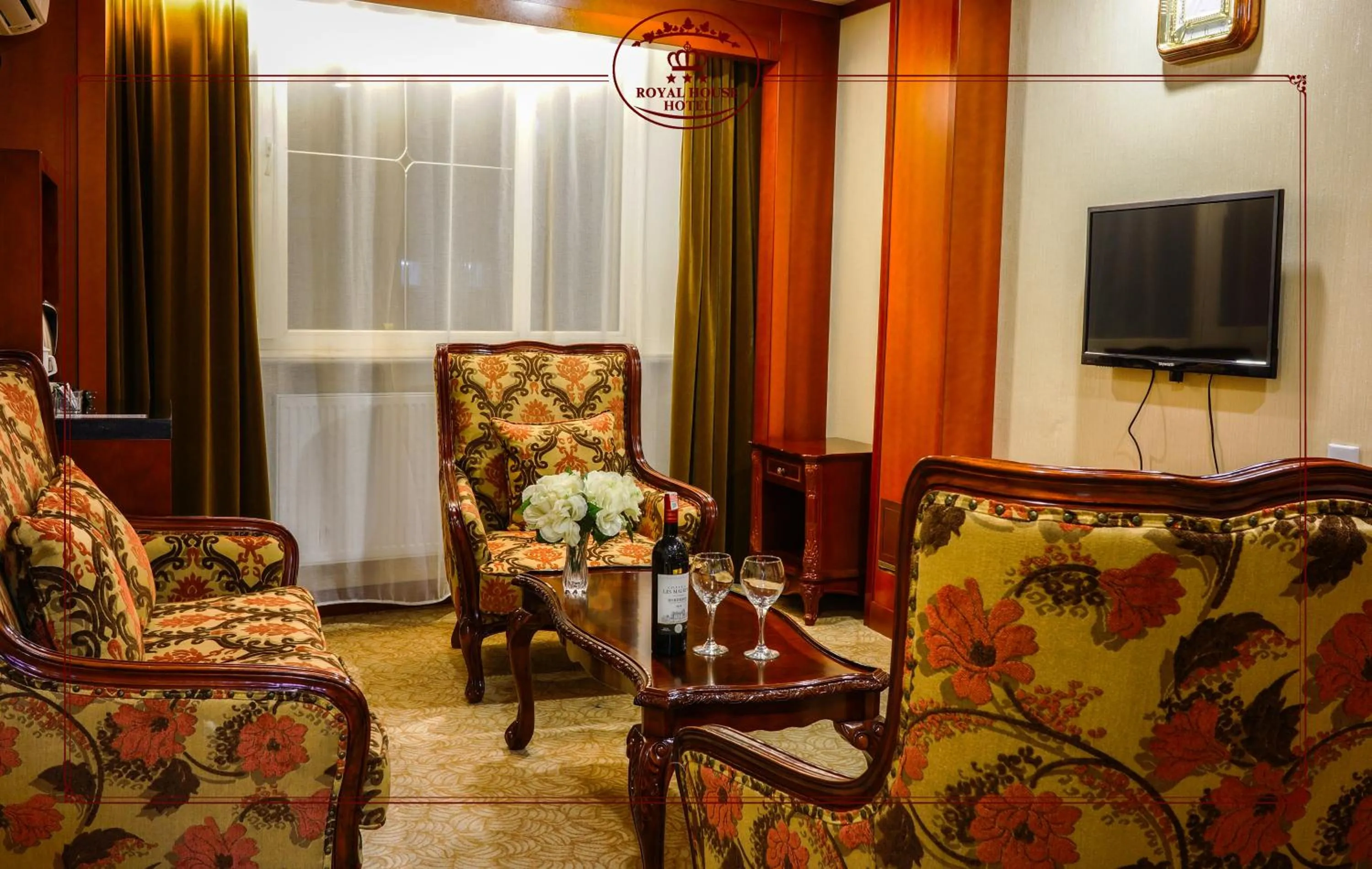 Communal lounge/ TV room in Royal House Hotel