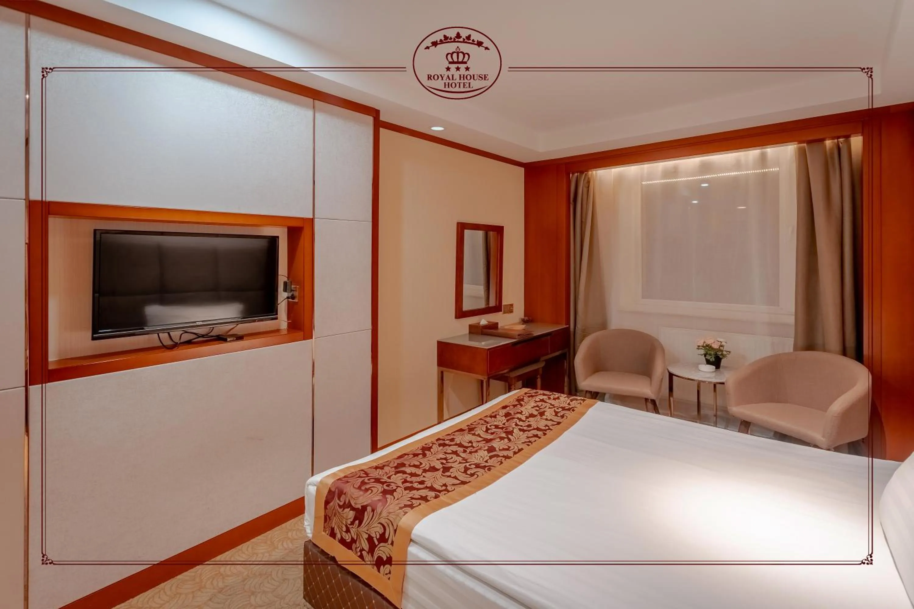 Communal lounge/ TV room in Royal House Hotel