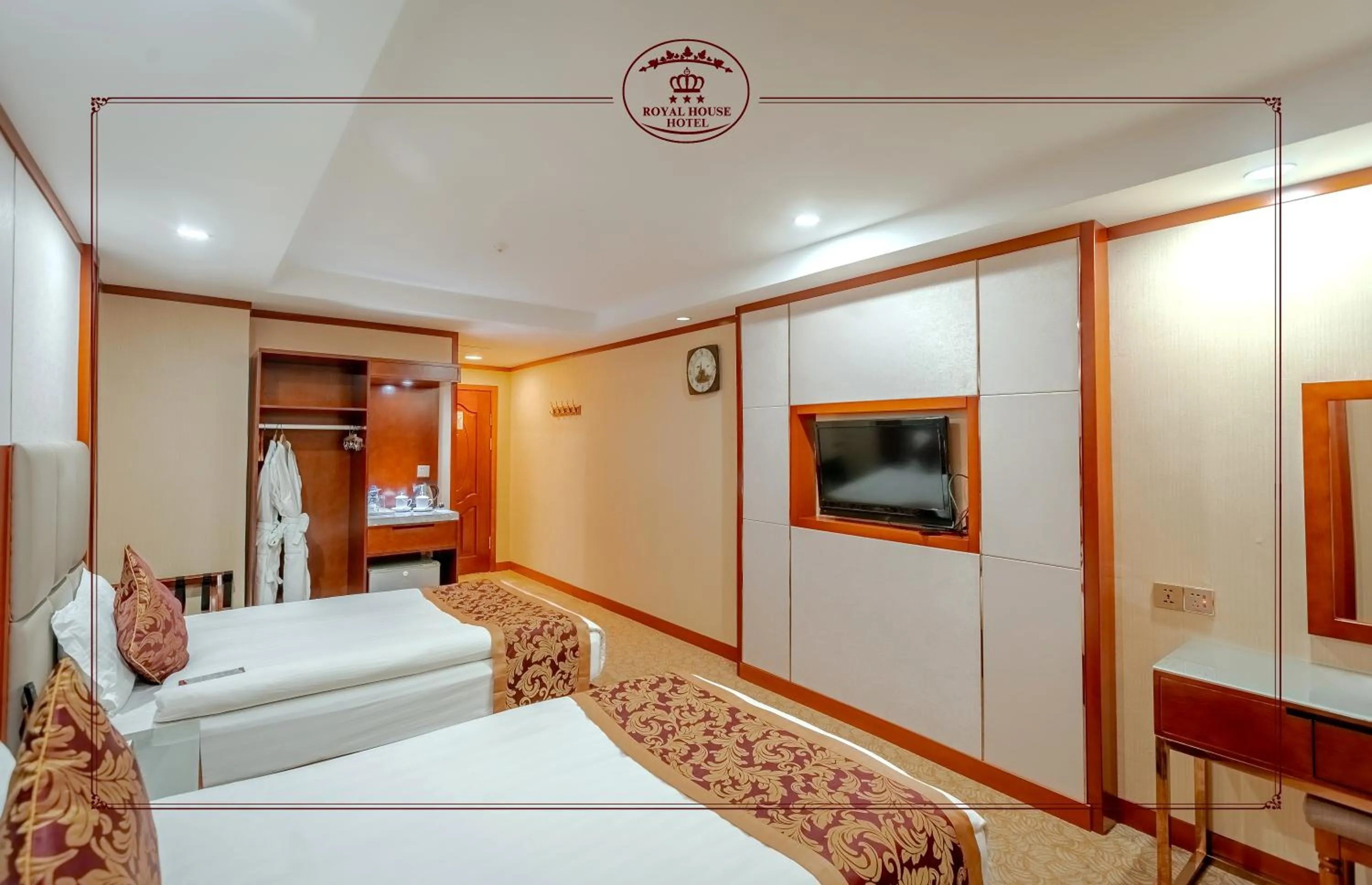 Communal lounge/ TV room in Royal House Hotel