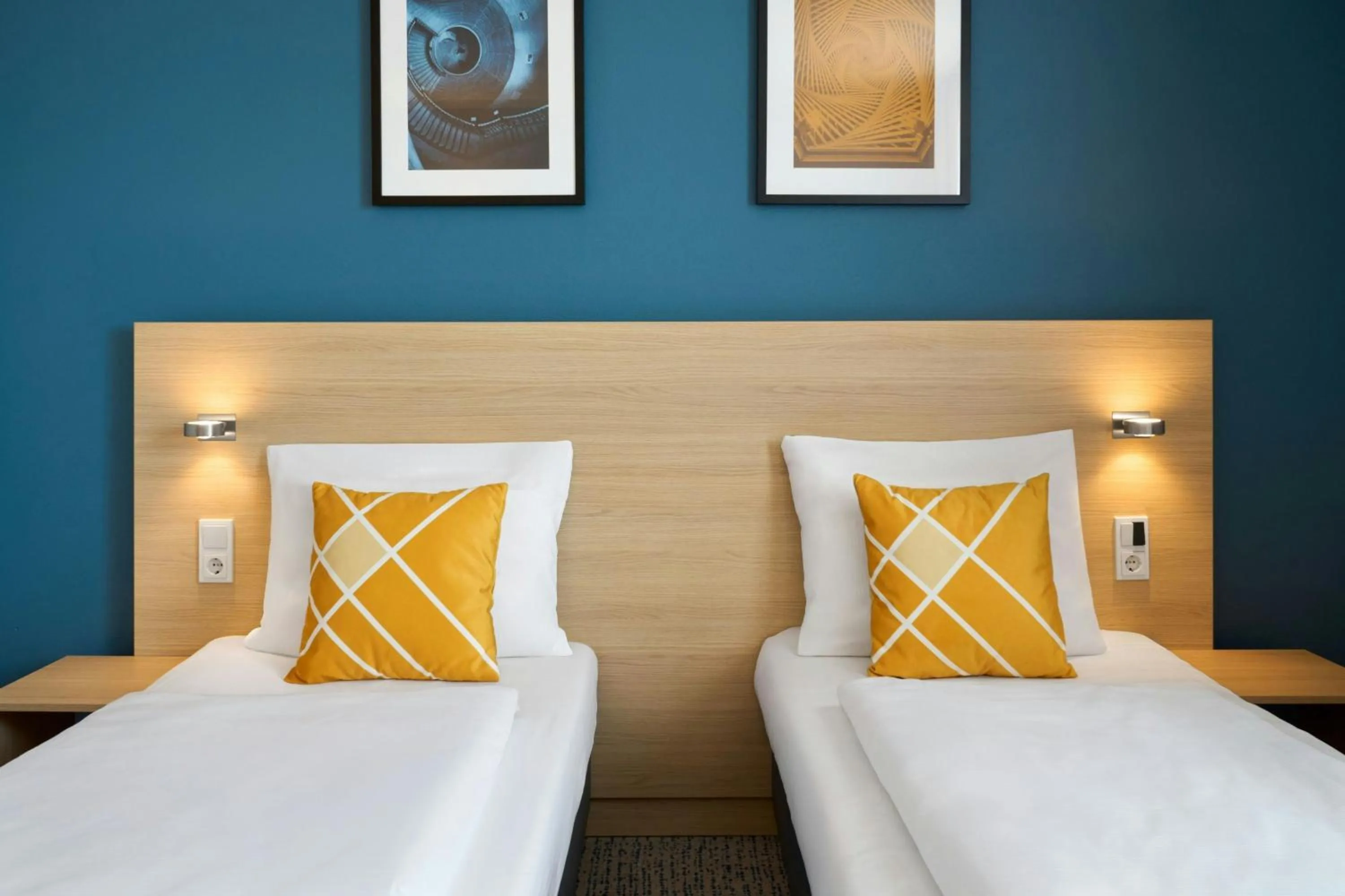 Photo of the whole room, Bed in Four Points Flex by Sheraton Göttingen