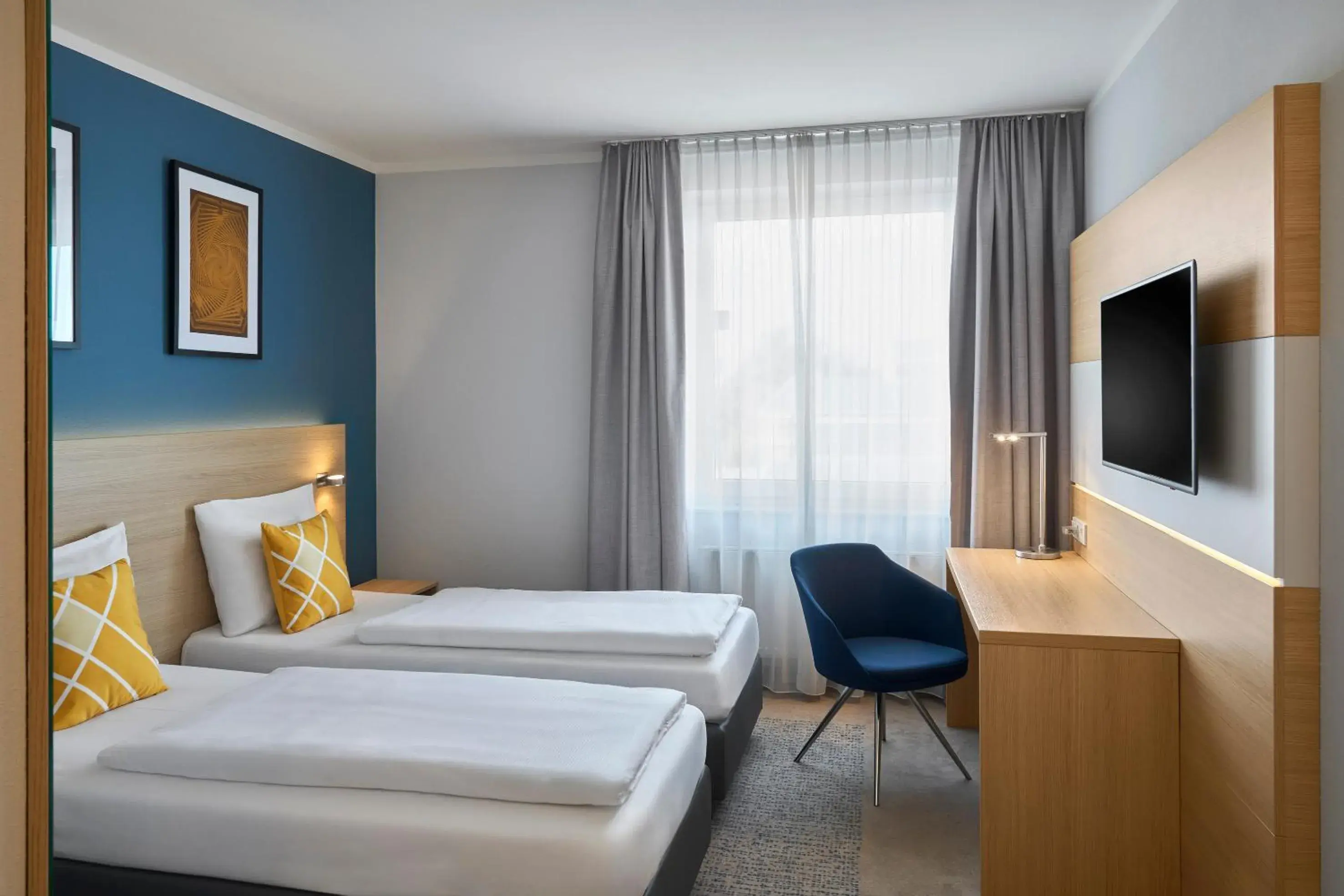 Standard Twin Room with Two Twin Beds and Street View in Four Points Flex by Sheraton Göttingen Standard Twin Room with Two Twin Beds and Street View in Four Points Flex by Sheraton Göttingen