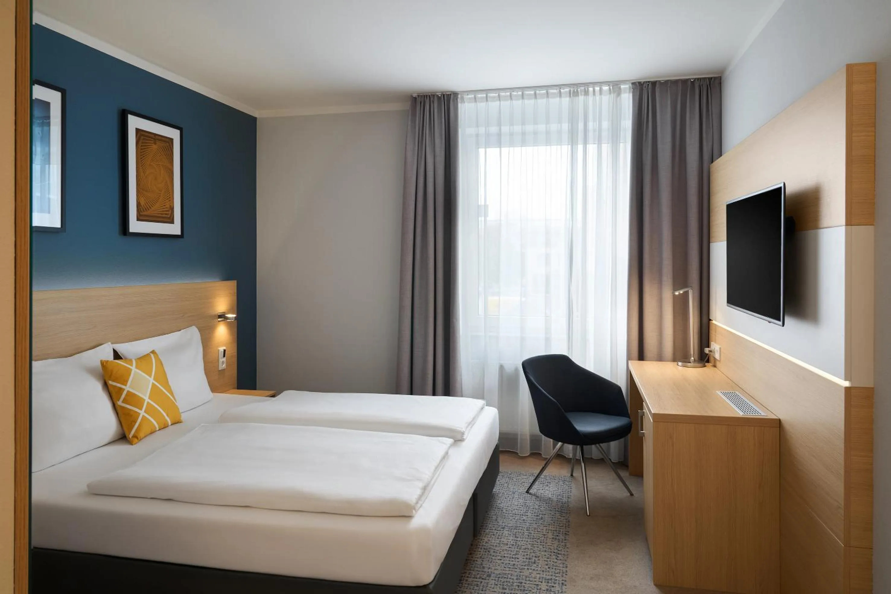 Photo of the whole room, Bed in Four Points Flex by Sheraton Göttingen