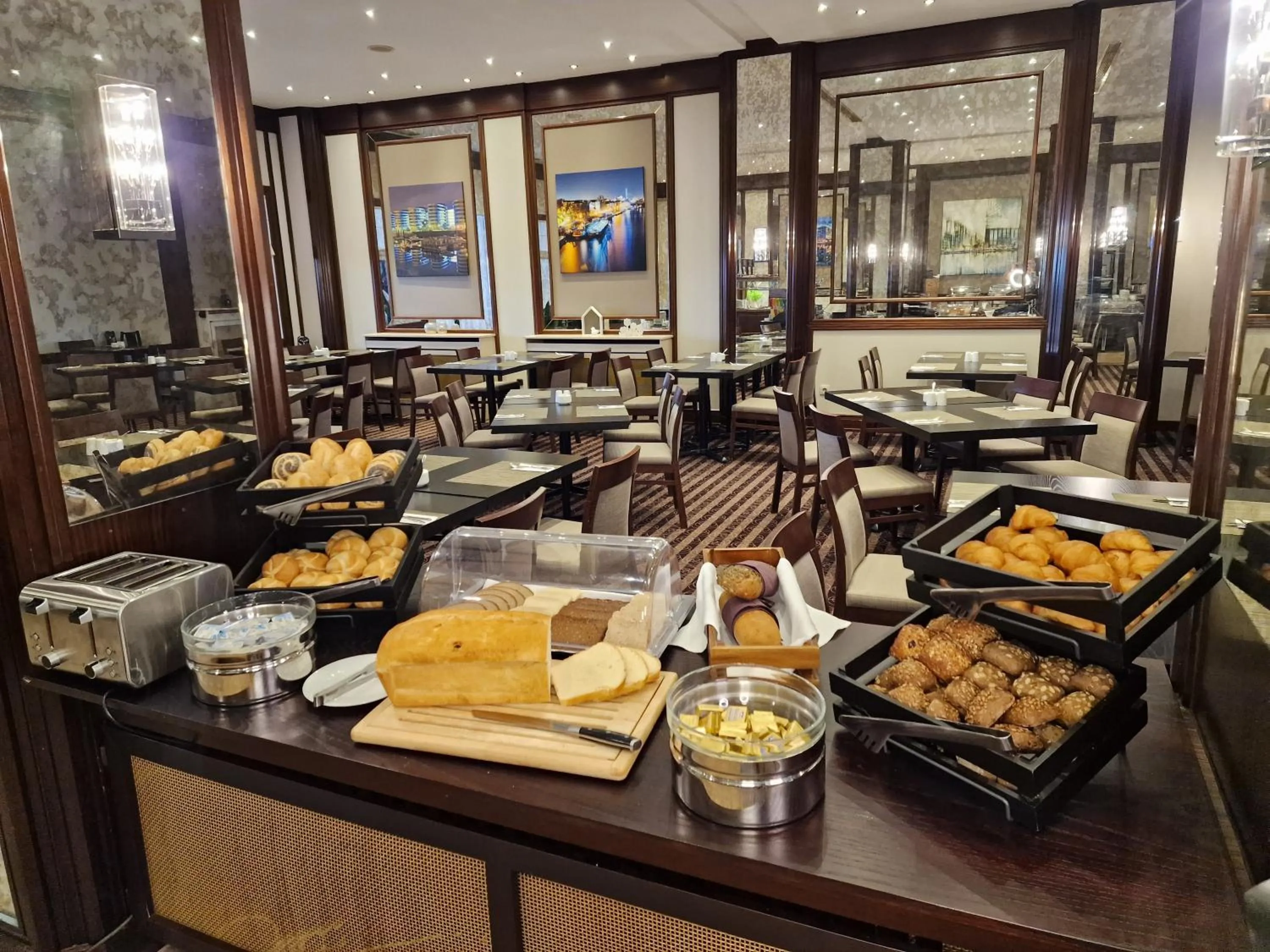 Breakfast in Wyndham Duisburger Hof