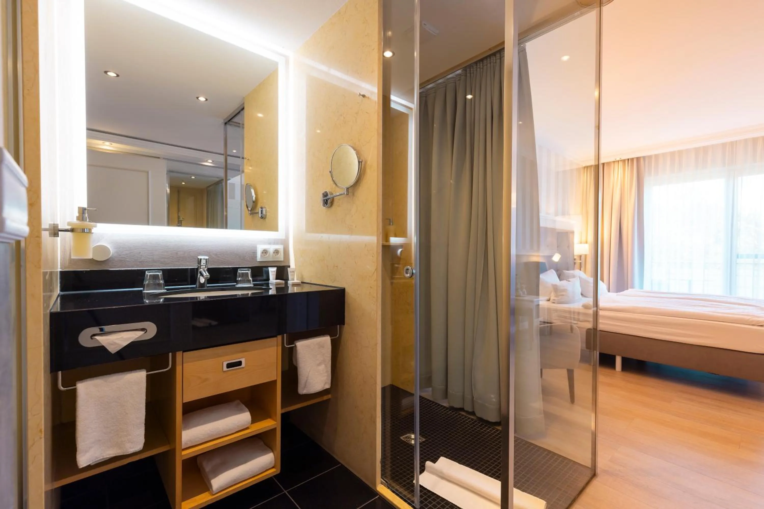 Bathroom, Bed in Resort Hotel IV Jahreszeiten Zingst