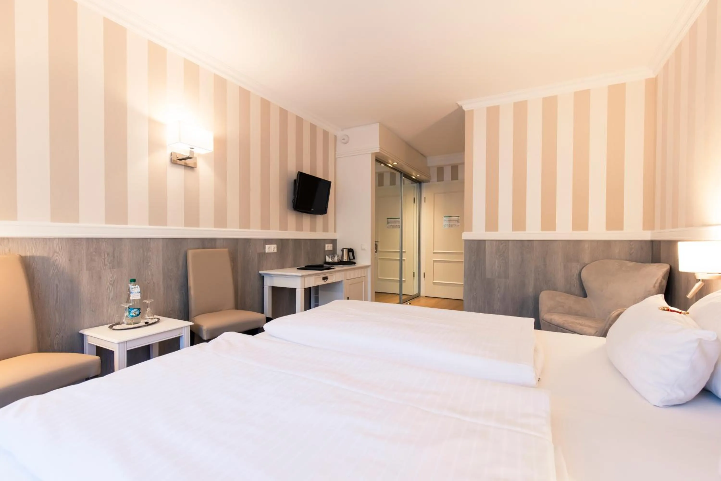 Photo of the whole room, Bed in Resort Hotel IV Jahreszeiten Zingst