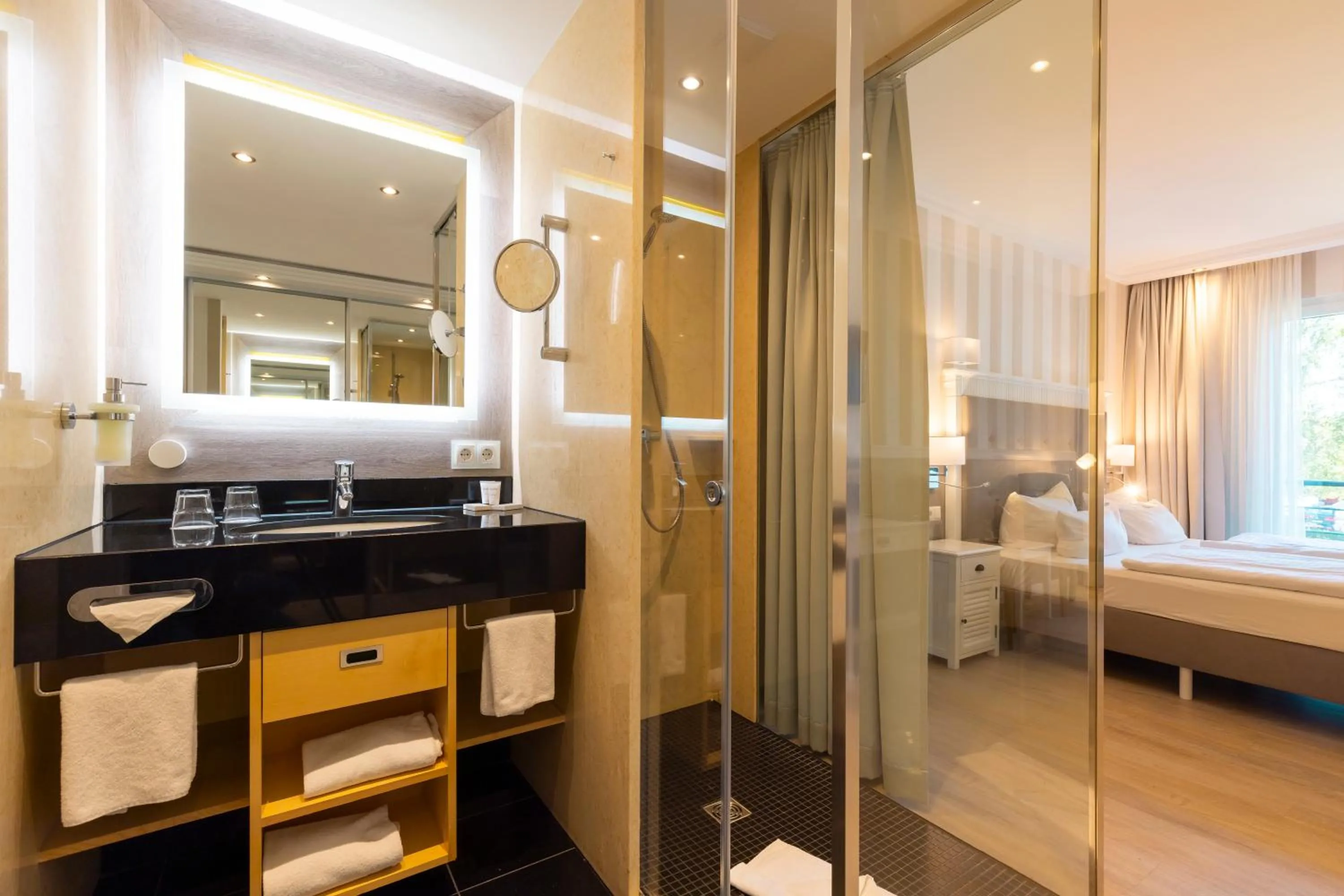 Bathroom, Bed in Resort Hotel IV Jahreszeiten Zingst