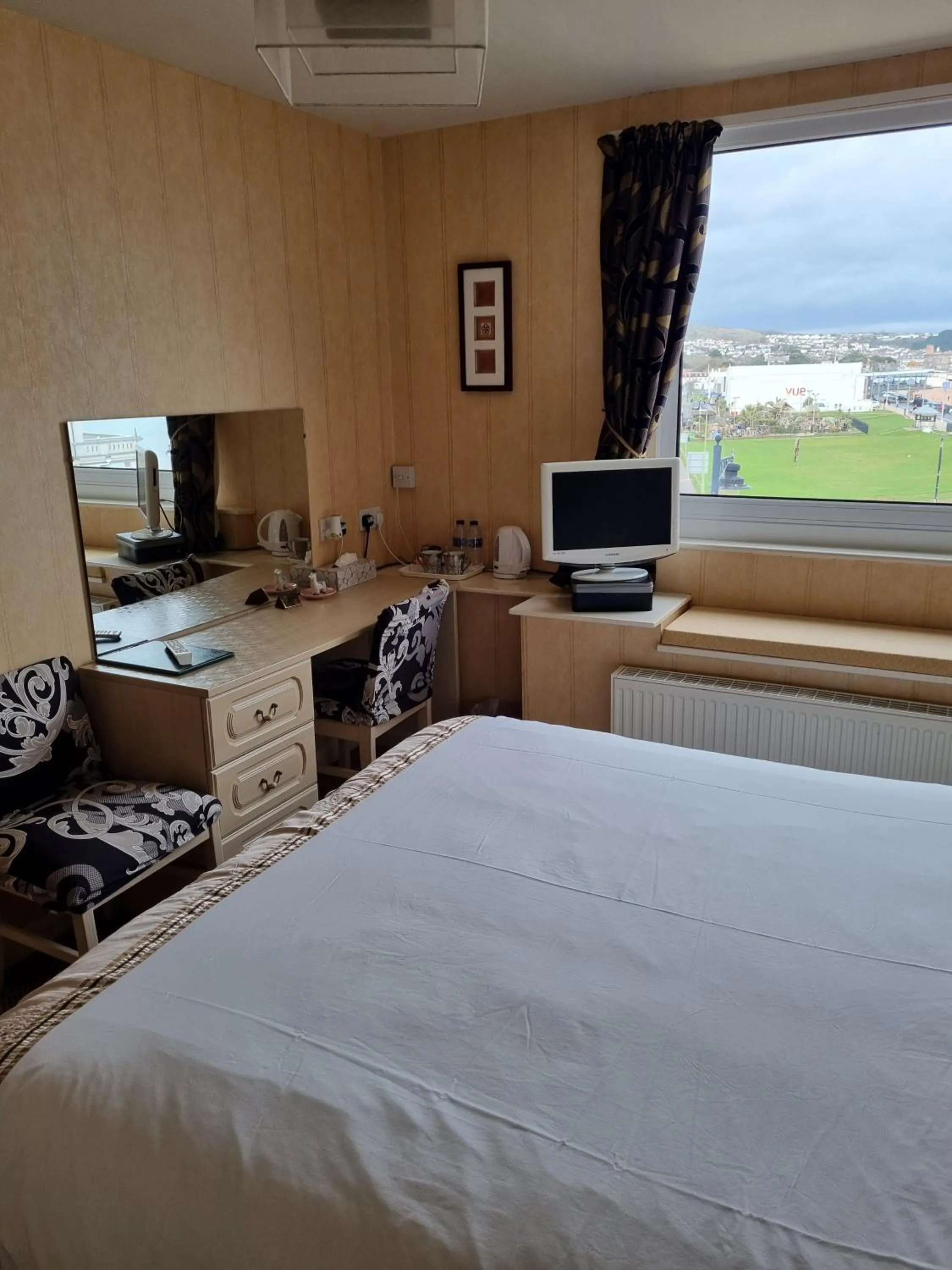 Bedroom, Bed in The Sands Hotel