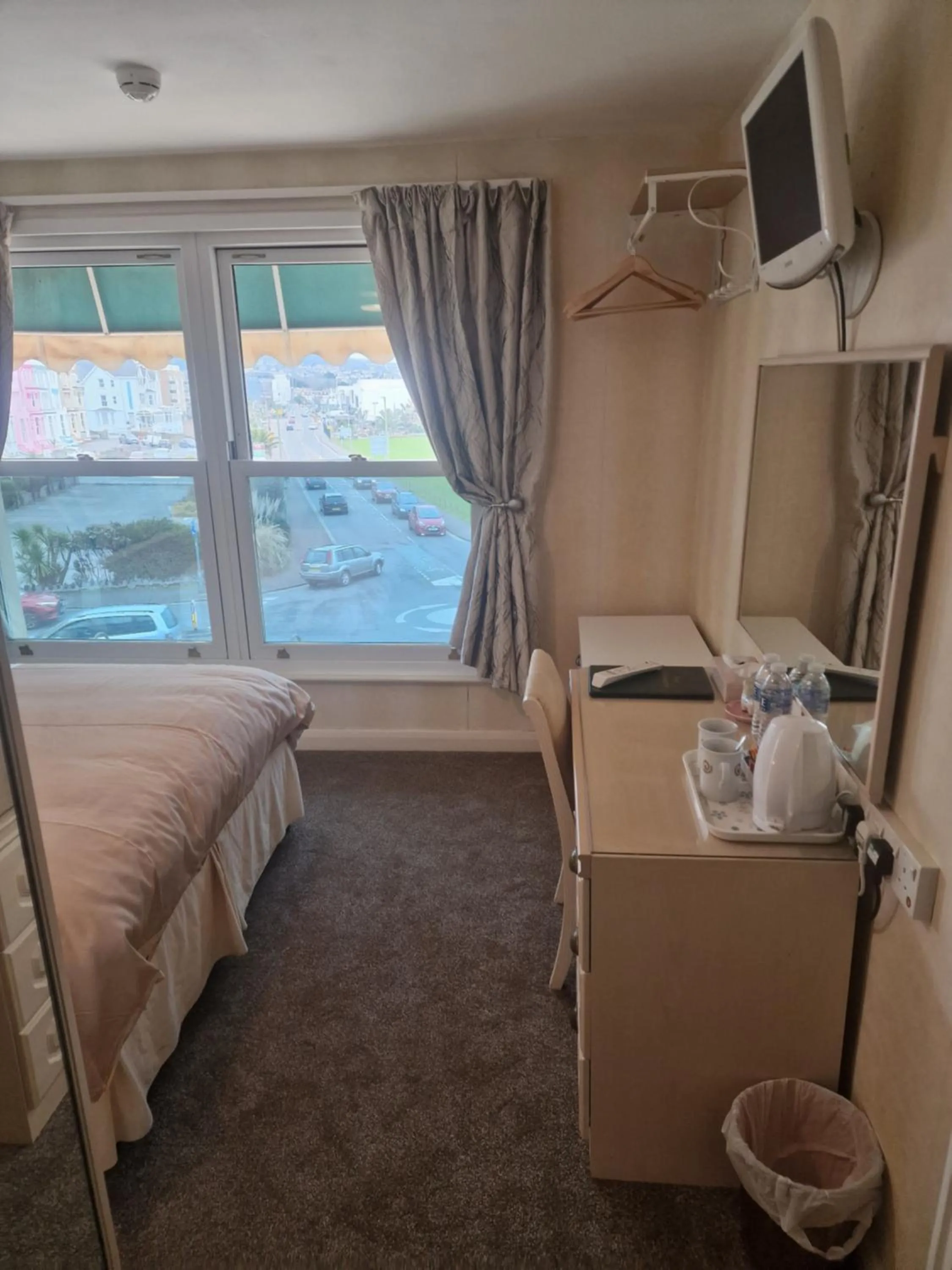 Bedroom, Bed in The Sands Hotel