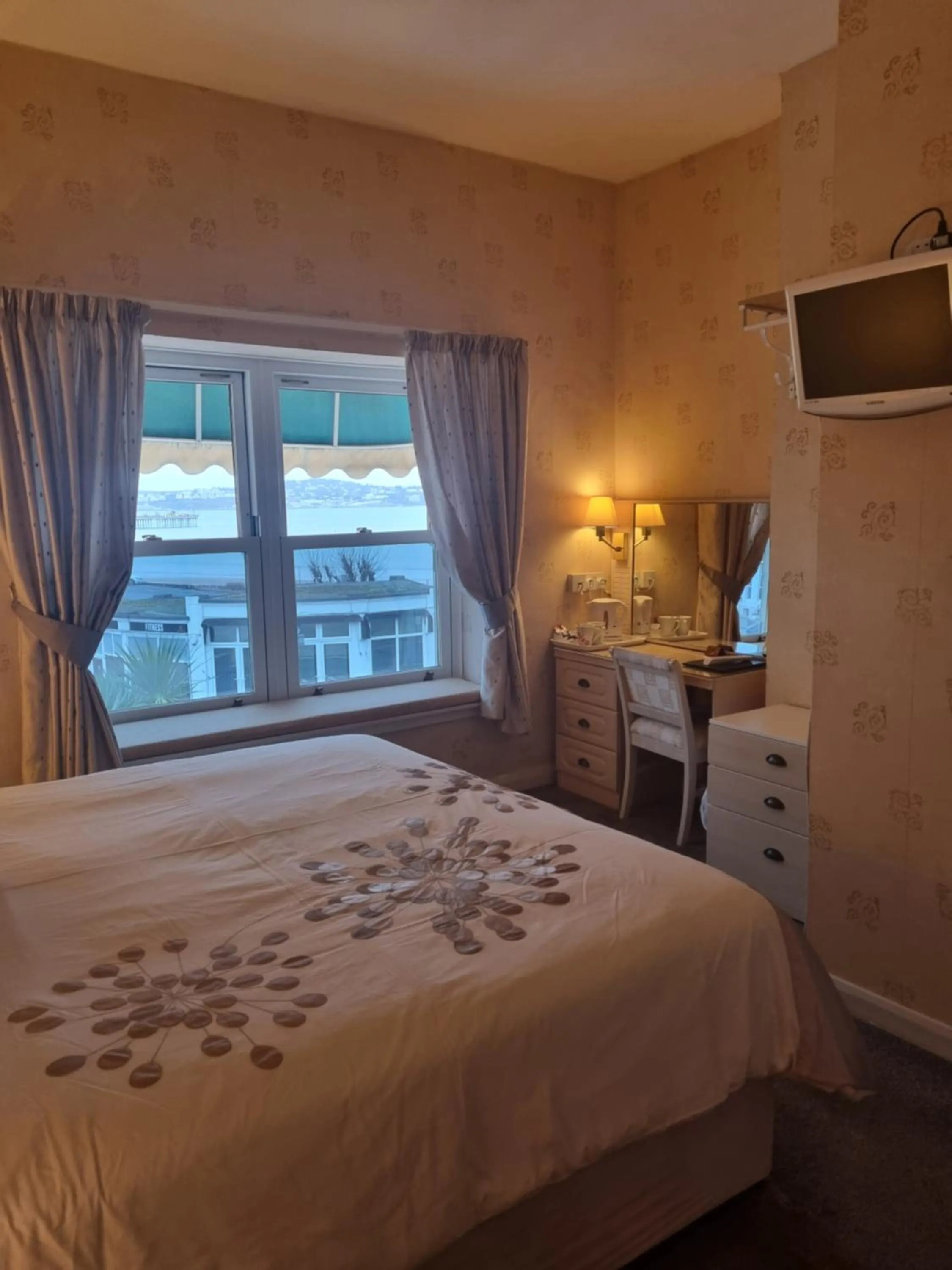 Bedroom, Bed in The Sands Hotel