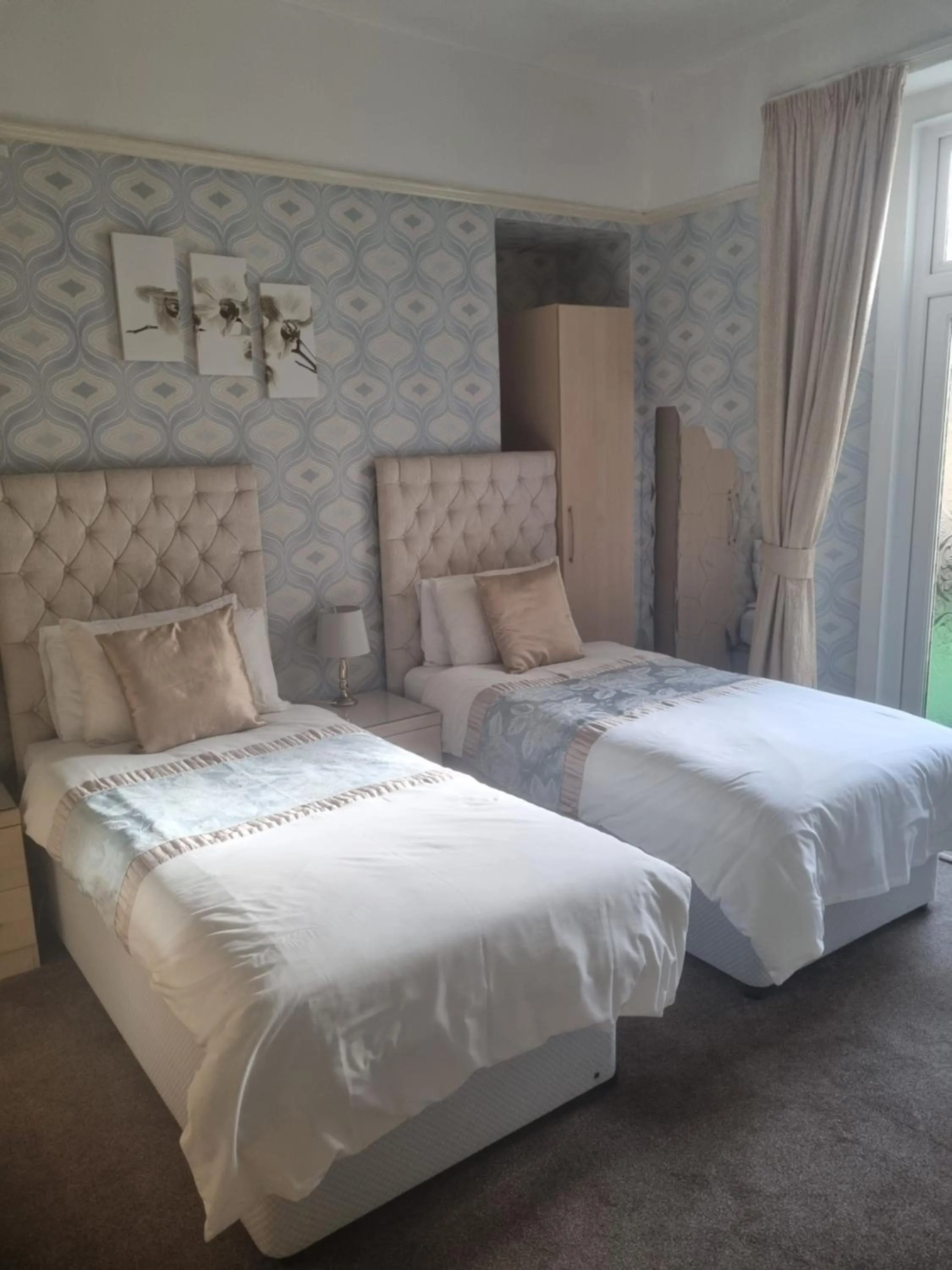 Bedroom, Bed in The Sands Hotel