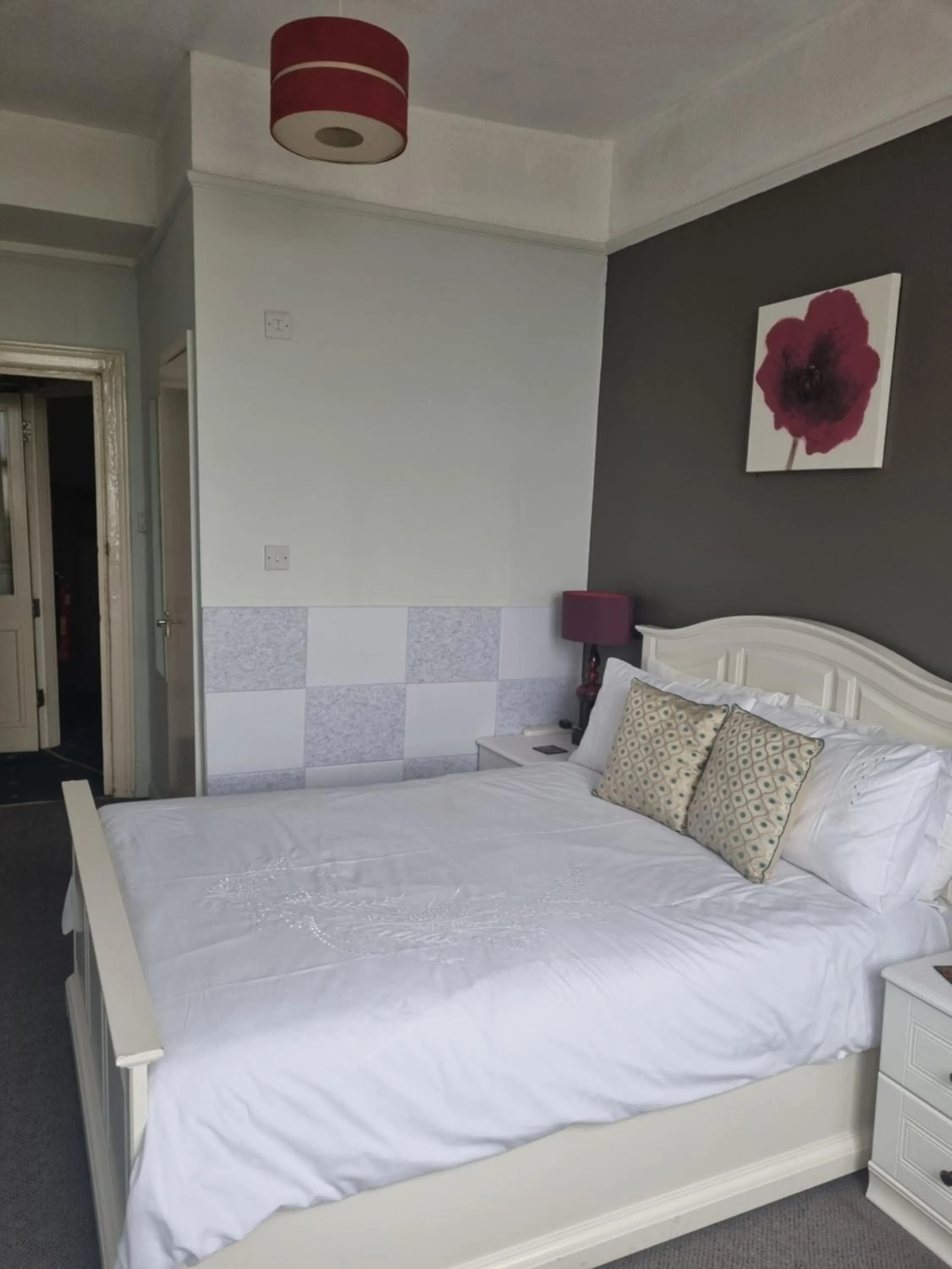 Bedroom, Bed in The Sands Hotel