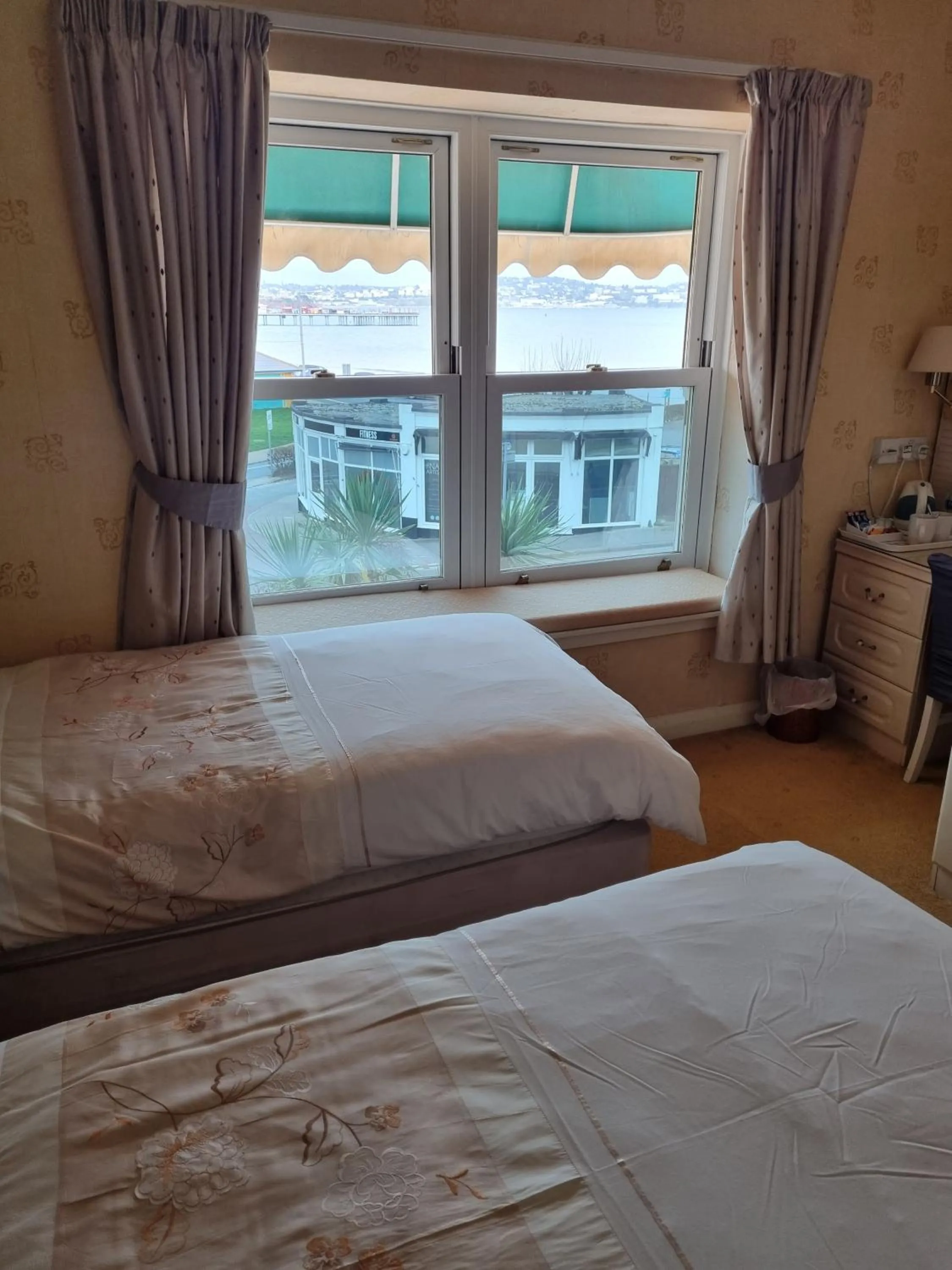 Bedroom, Bed in The Sands Hotel