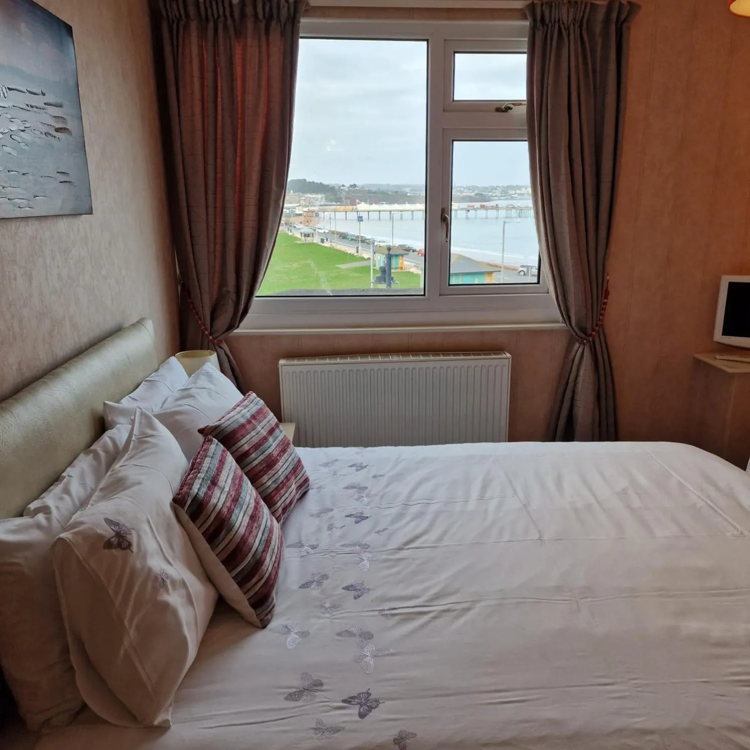 Bedroom, Bed in The Sands Hotel