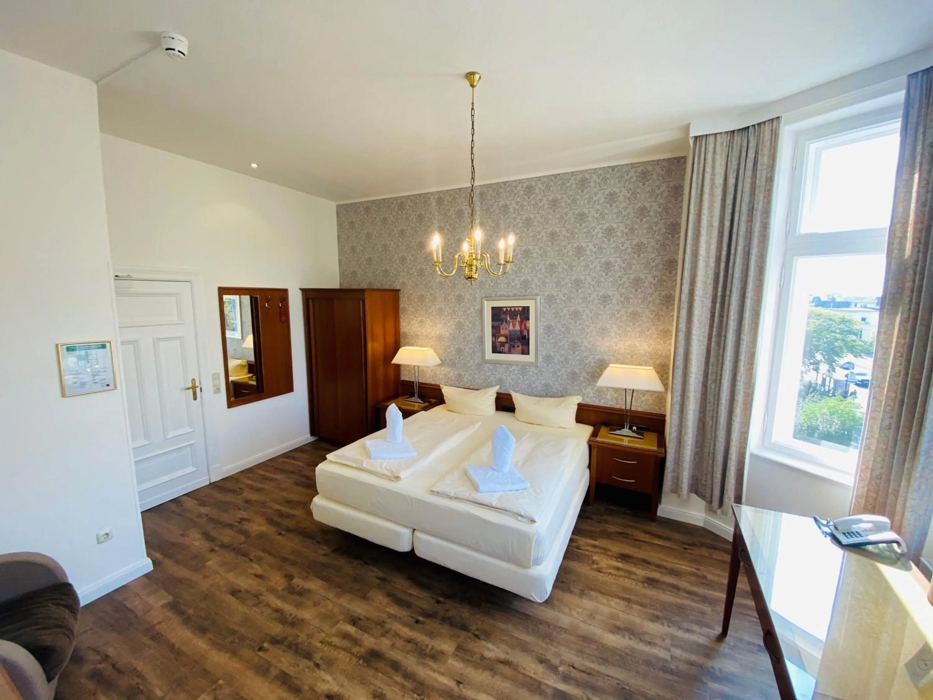 Toilet, Bed in Hotel Kaiserhof