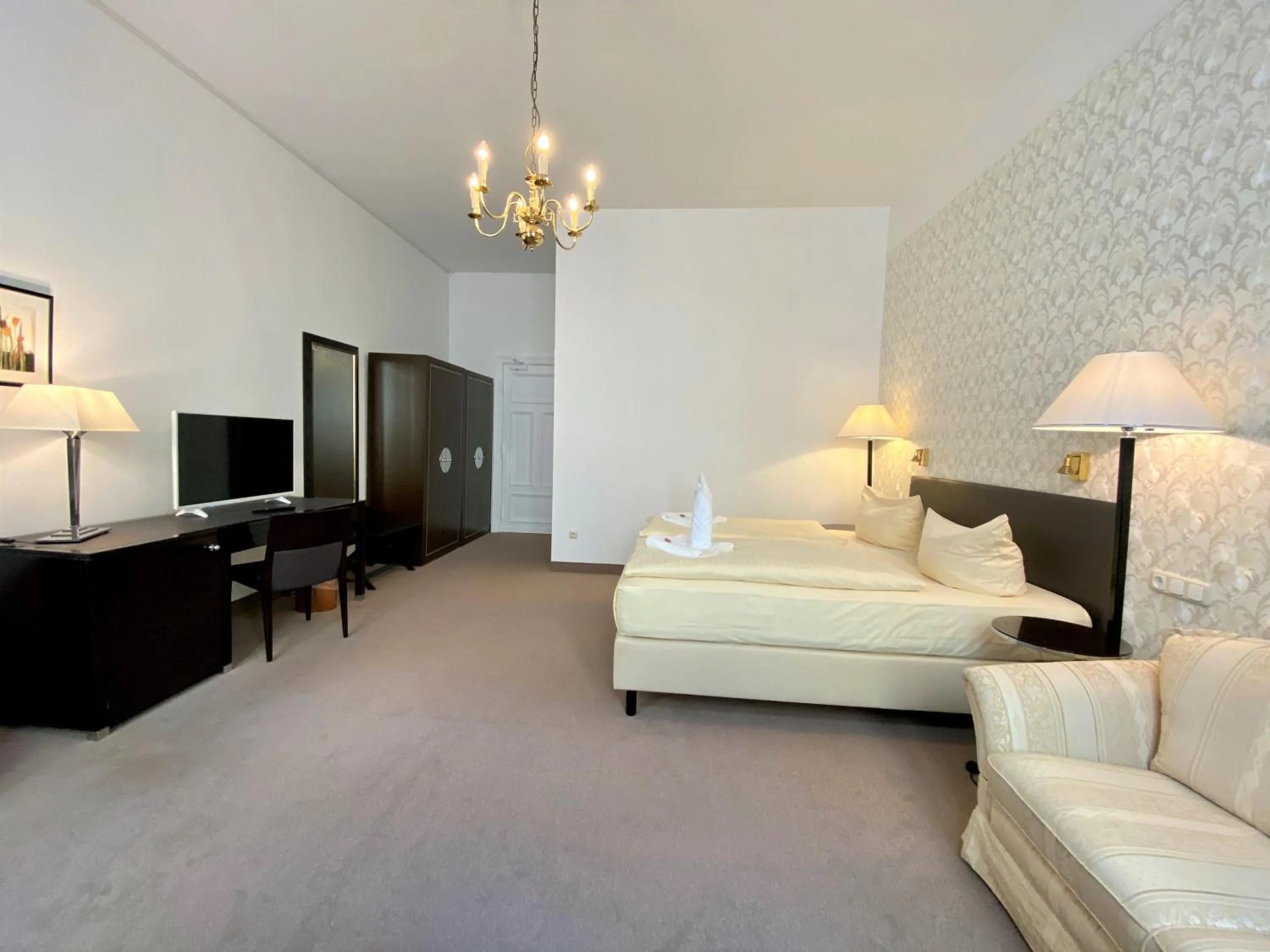 Photo of the whole room, Bed in Hotel Kaiserhof