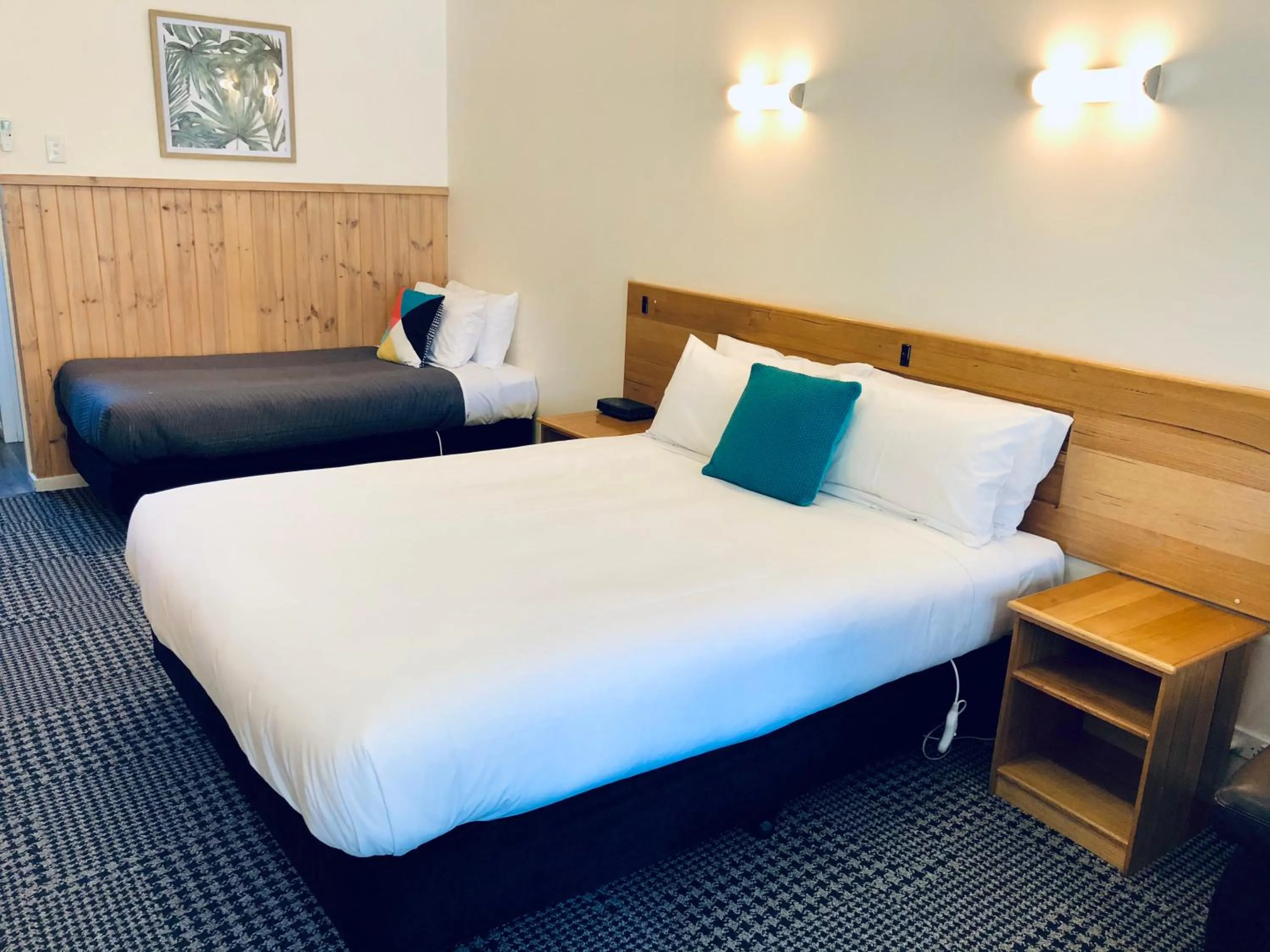 Bed in Bright Avenue Motor Inn