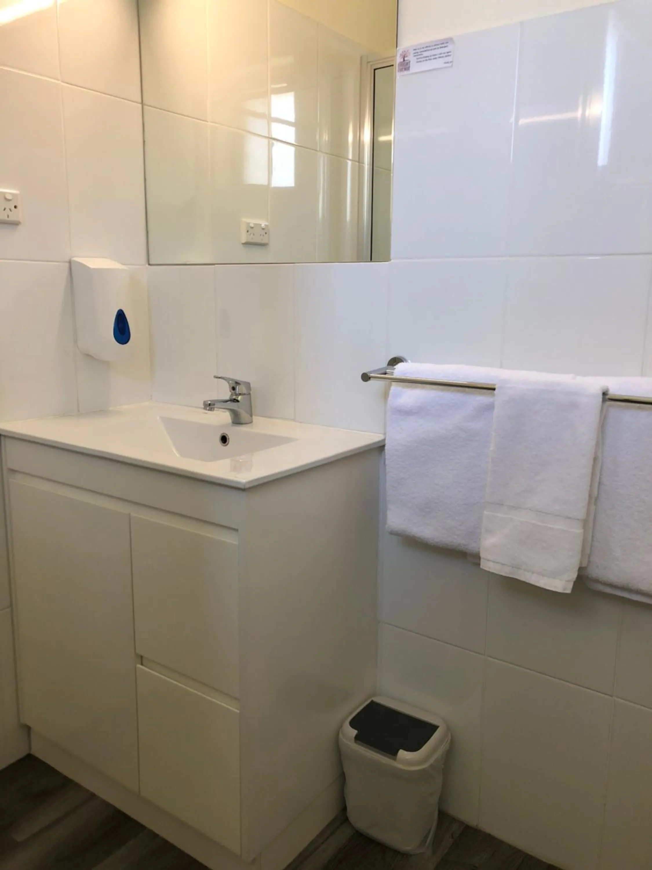 Bathroom in Bright Avenue Motor Inn