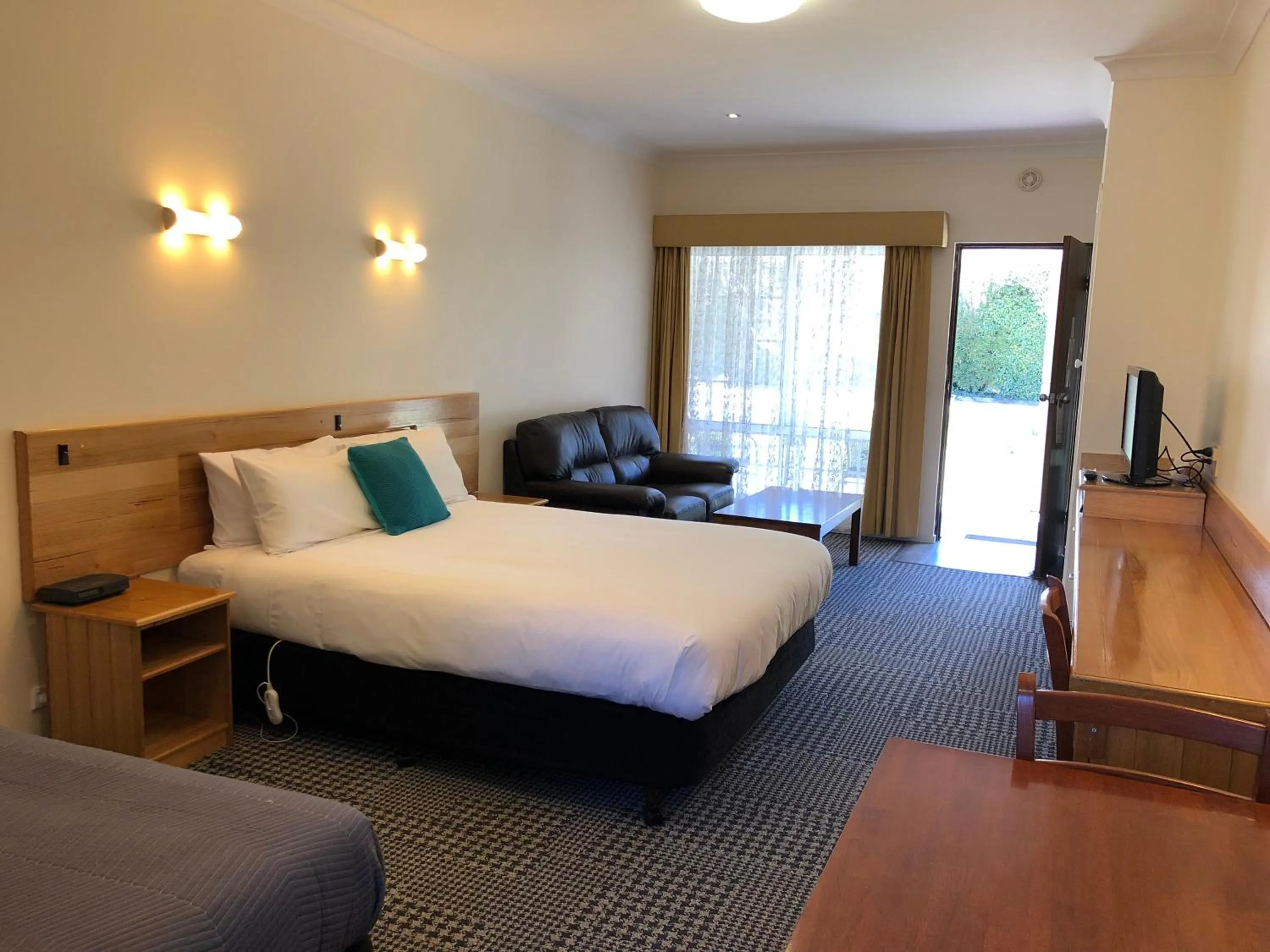 Bed in Bright Avenue Motor Inn