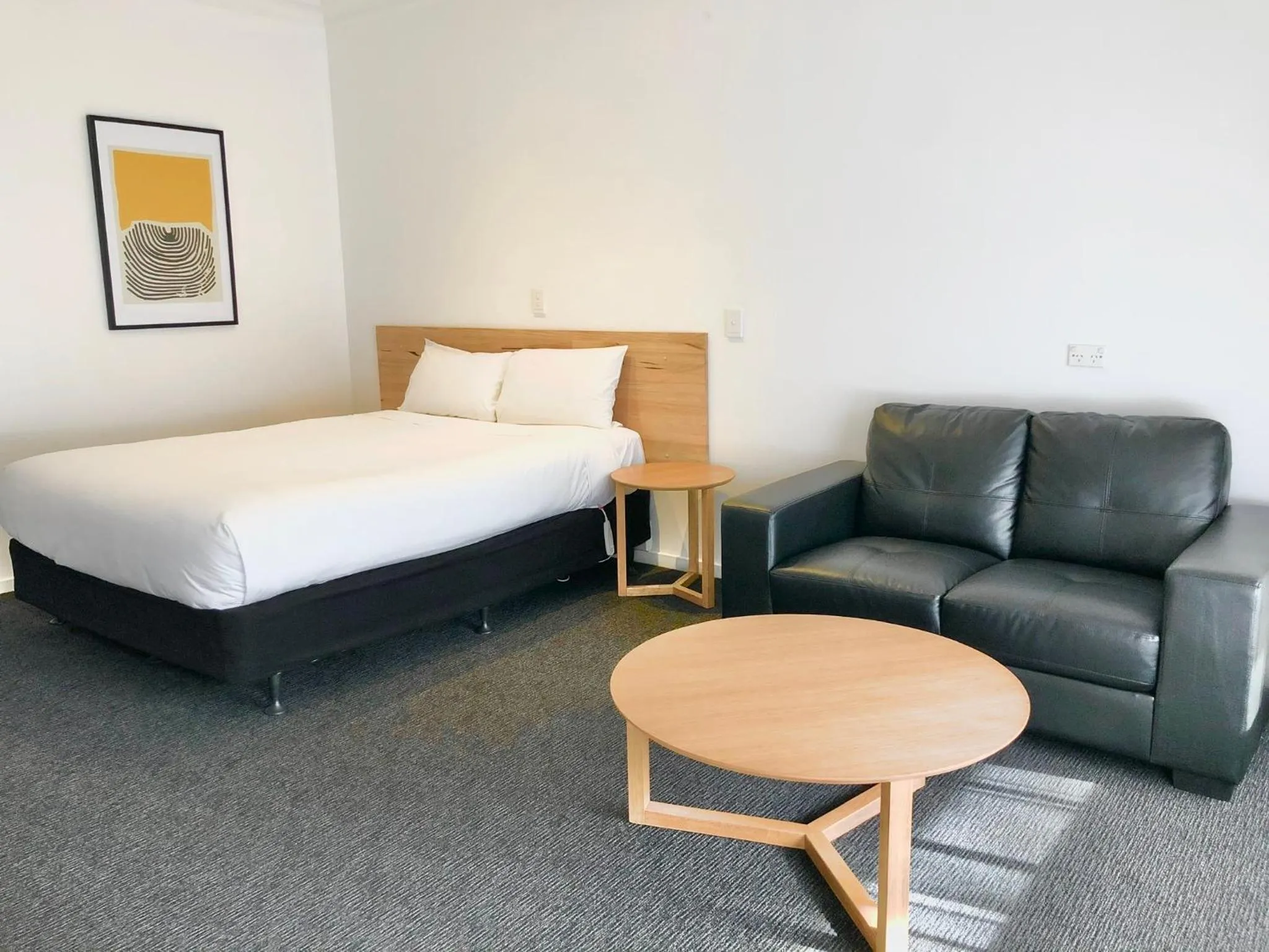 Bed in Bright Avenue Motor Inn